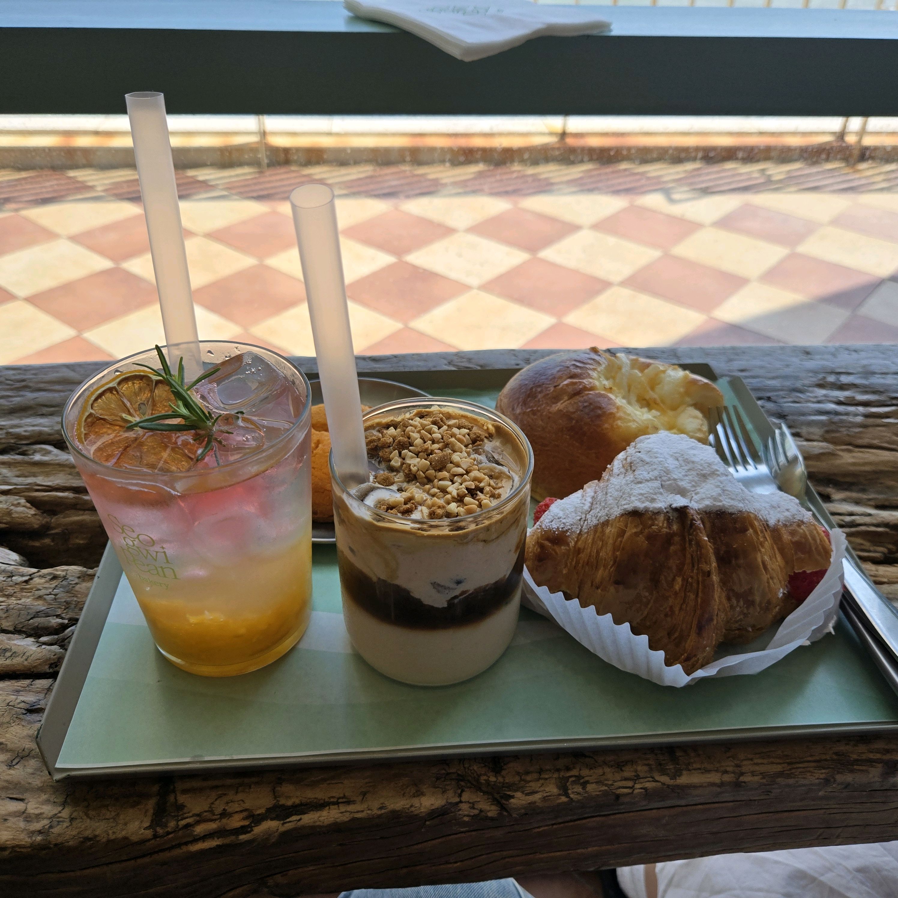 여자친구 생일에 빵맛집 서귀피안베이커리 가고싶다고 해서 왔습니다. 명성 그대로 분위기도 좋