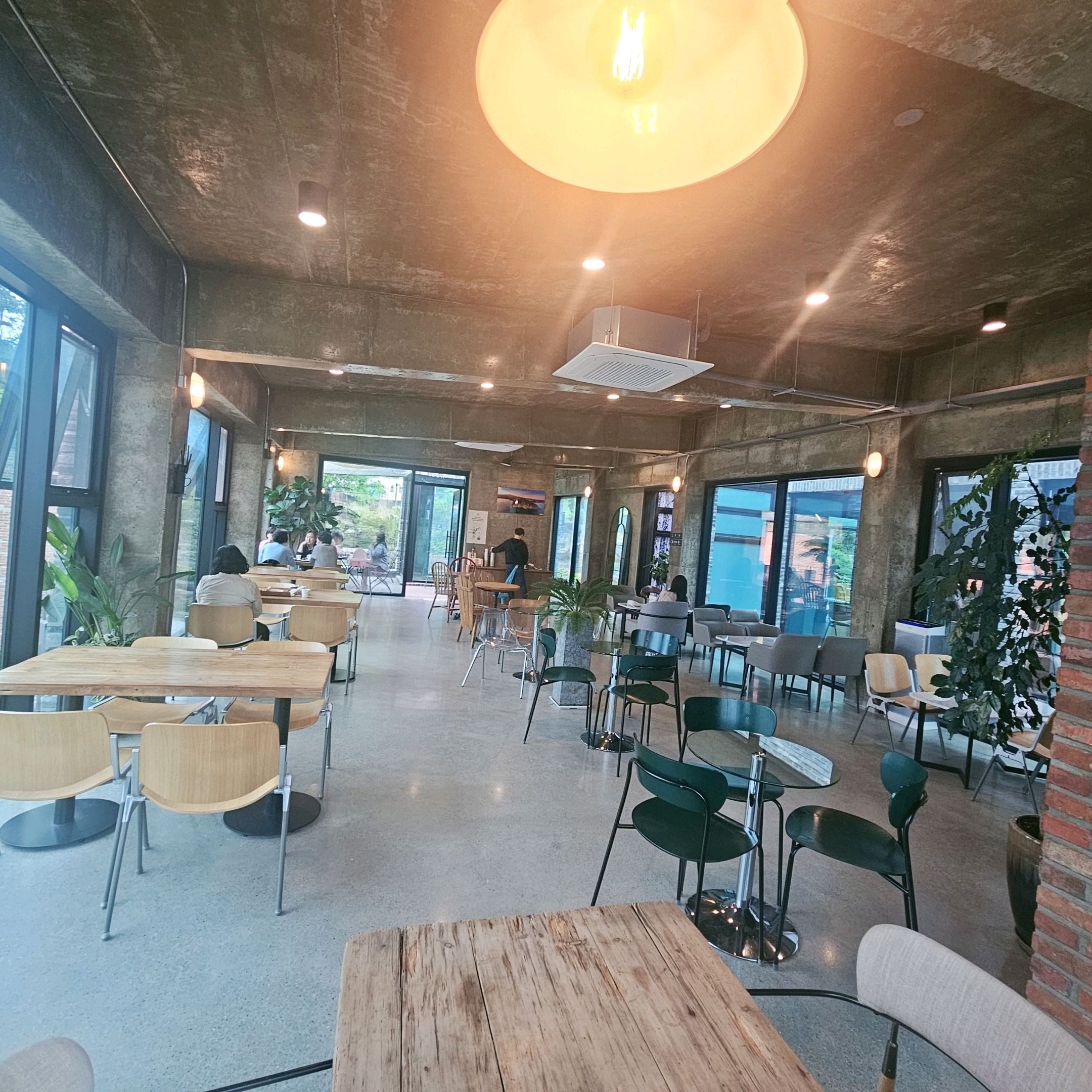 망고주스랑 대추차 너무진하고맛있네요~~ 빵도 샌드위치며 다맛있어요~ 굿굿 - 대전 맛집 더노은로