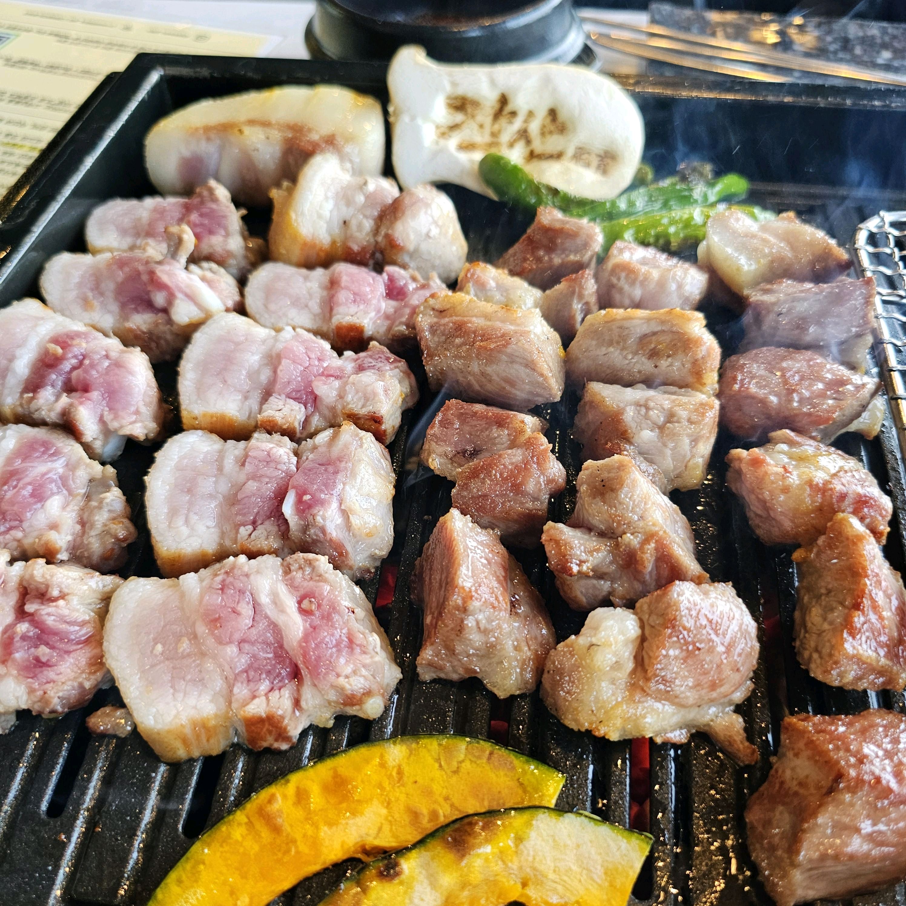 가족들이랑 함께 갔는데 자리도 여유 있었고, 조용하게 식사 잘 하고 왔습니다~ - 제주 맛집 작산 애월흑돼지