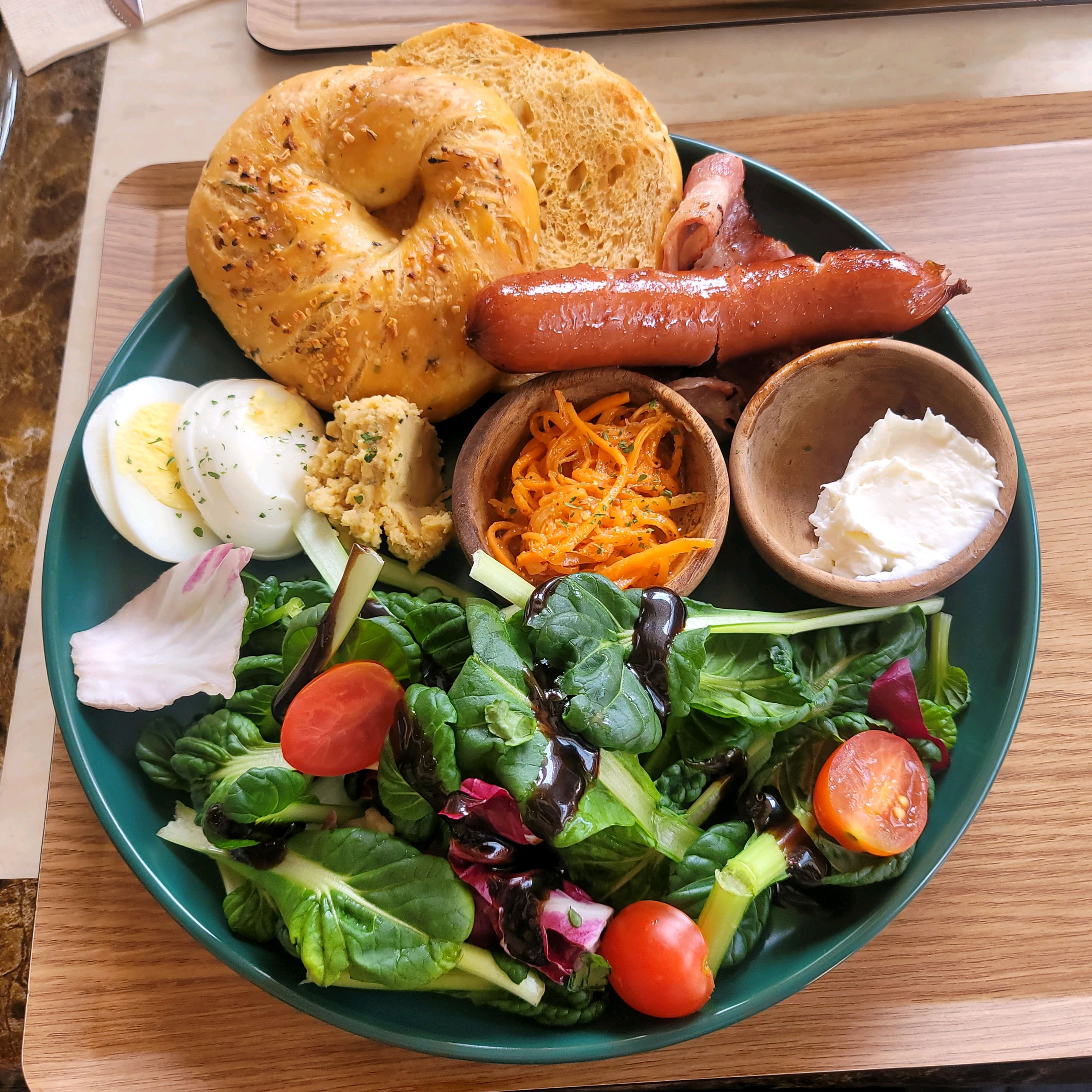 종로3가역 반지 보러 갔다가, 브로치 먹었는데 베이글도 다른 구성도 맛있고 좋아요. 카페가