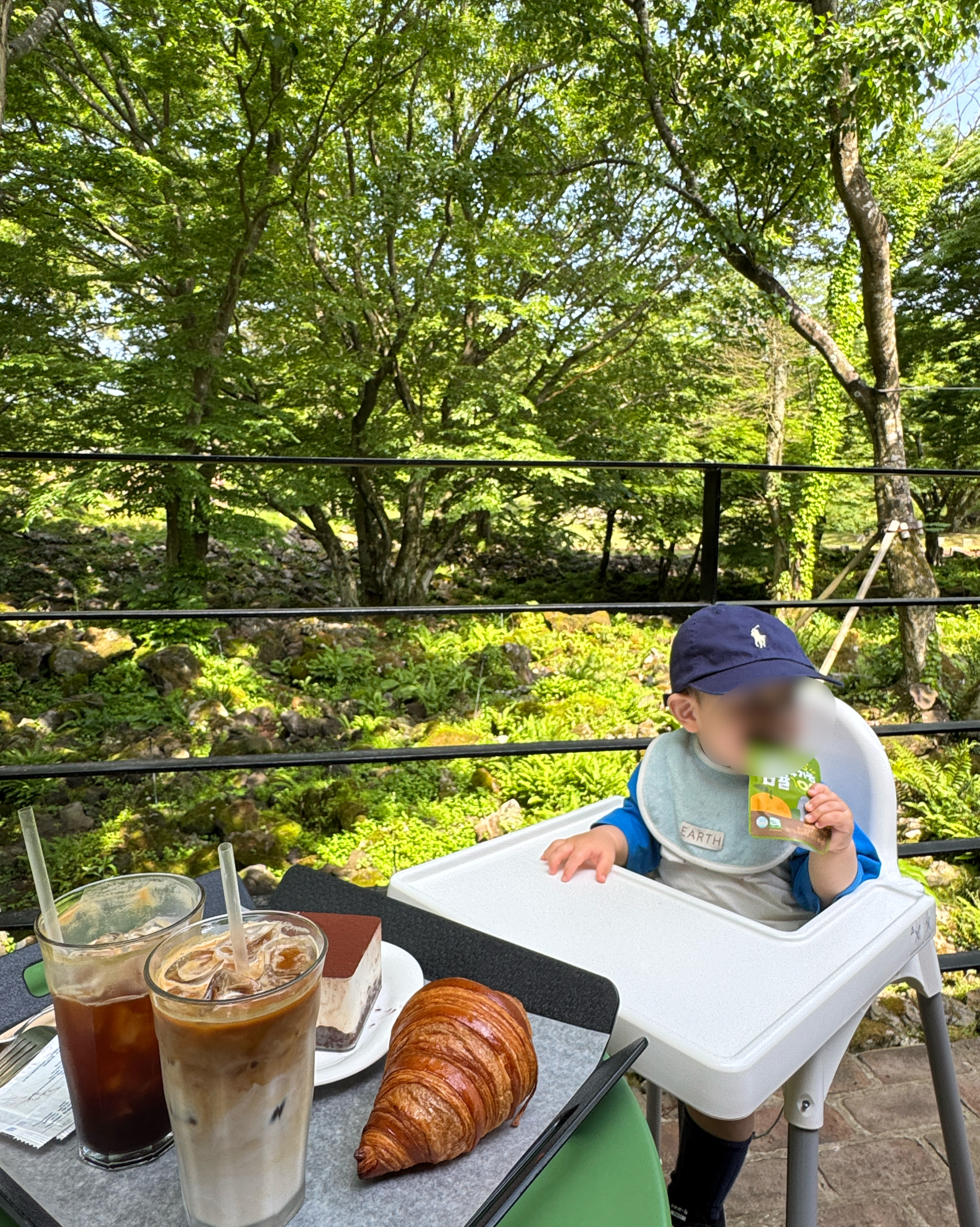 제주도 여행중 아기랑 가기 좋은 카페를 검색해서 왔어요!  매장도 넓고 테라스에 바람쐬며 