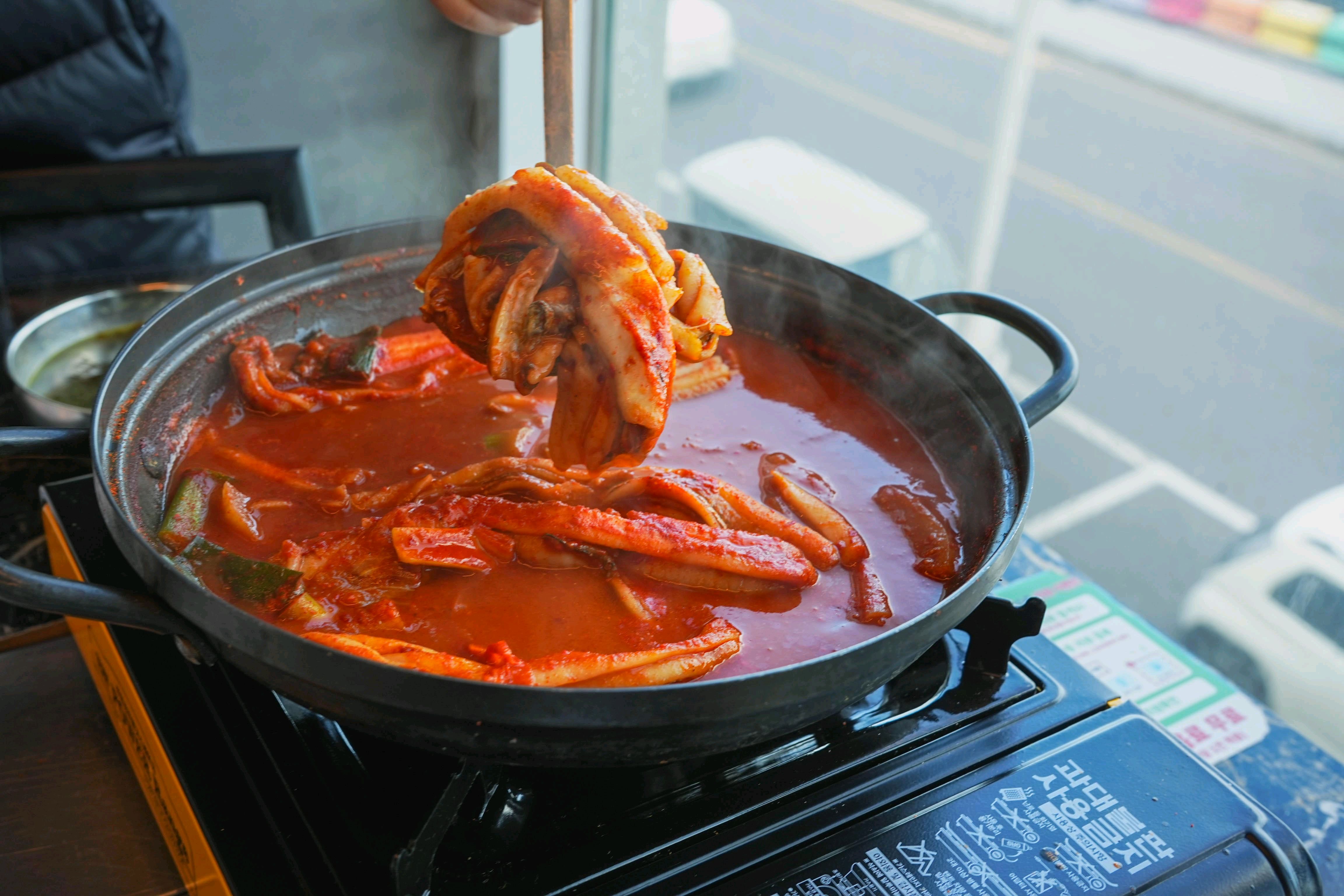 갈치조림 양념이 칼칼하면서도 자극적이지 않아서 자꾸 떠먹게 됐어요. 밥 비벼 먹으니 진짜