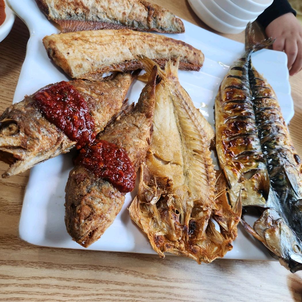 제주 여행 와서 가족들과 첫 끼니를 먹었는데 생선도 푸짐하고 가격도 착해요^^ 정말 기분좋