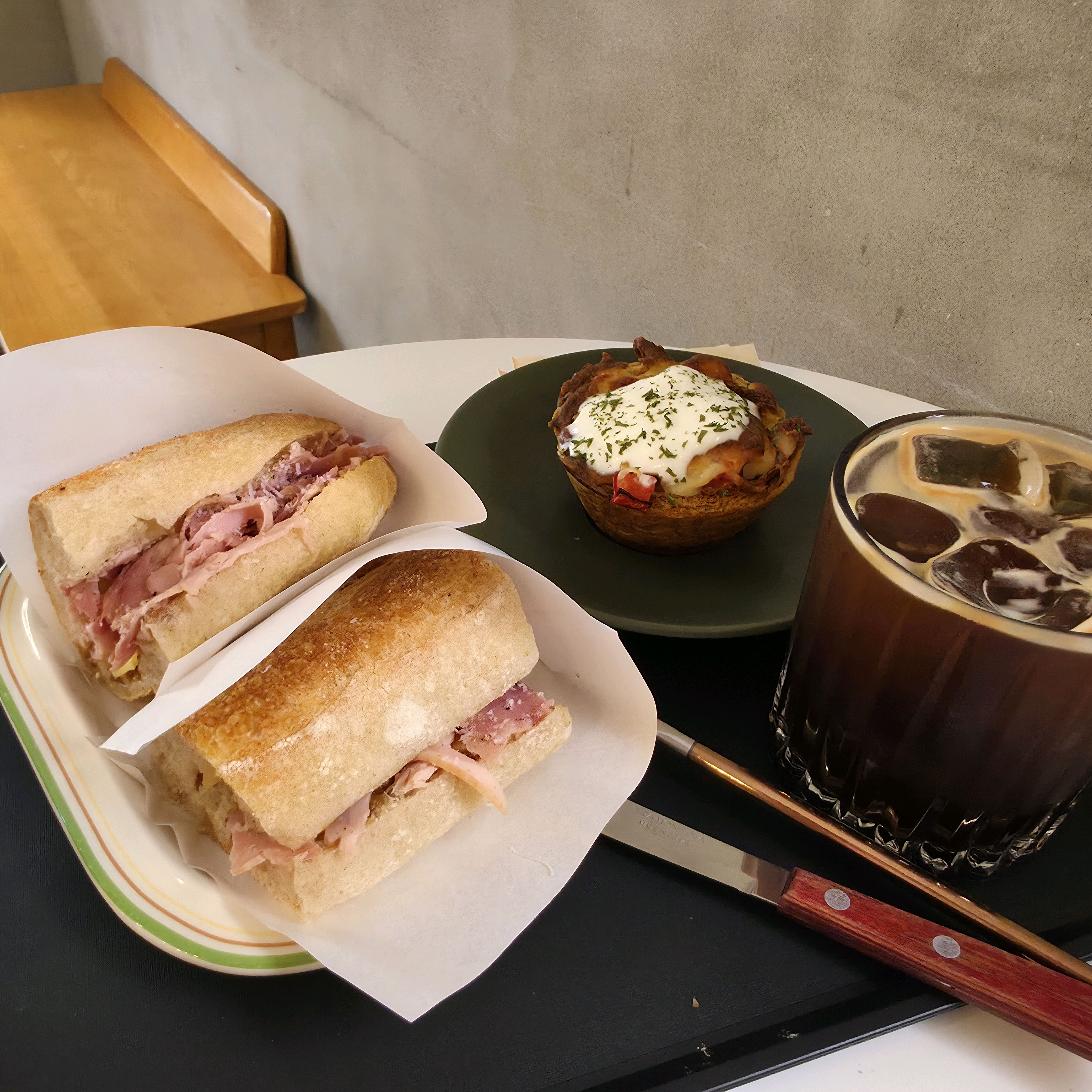 빵이 정말 맛있는 곳.. 디저트 빵 보다는 식사빵 느낌이라 점심을 빵으로 먹었어요. 잠봉뵈
