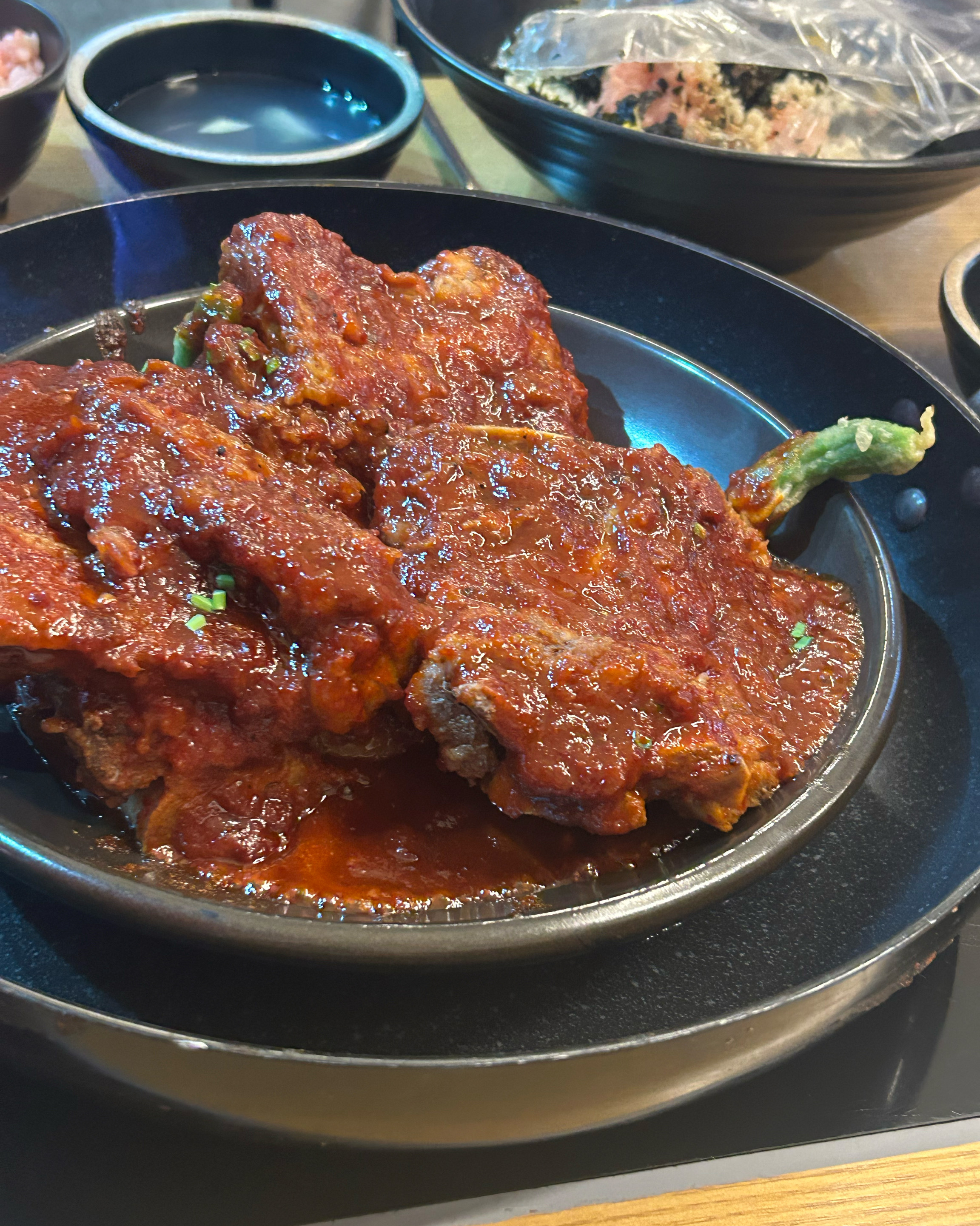 매장이 크고 쾌적해요 막걸리 셀프 무제한이라 너무 좋아요☺️☺️ 뼈찜은 처음인데 맛있어요