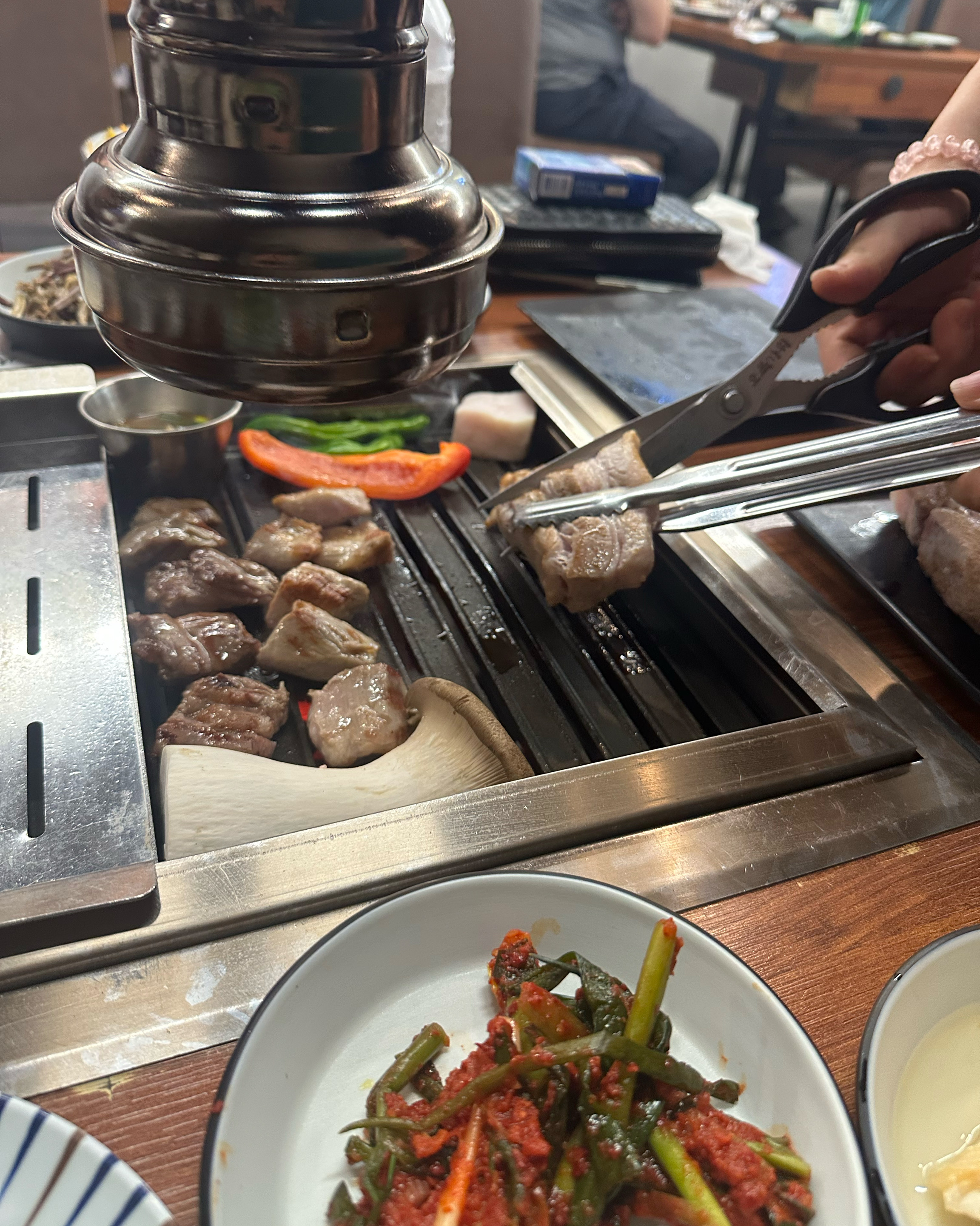 반찬나오는스케일부터가 맛집인증해줘요!! 고기맛있게 먹는법 순서가 나오는데 추천해준대로 먹으