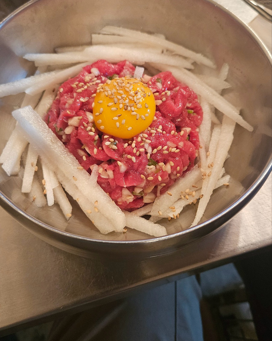 육회도 맛있고 마농갈비는 최고!! - 제주 맛집 명호마농갈비 연동본점
