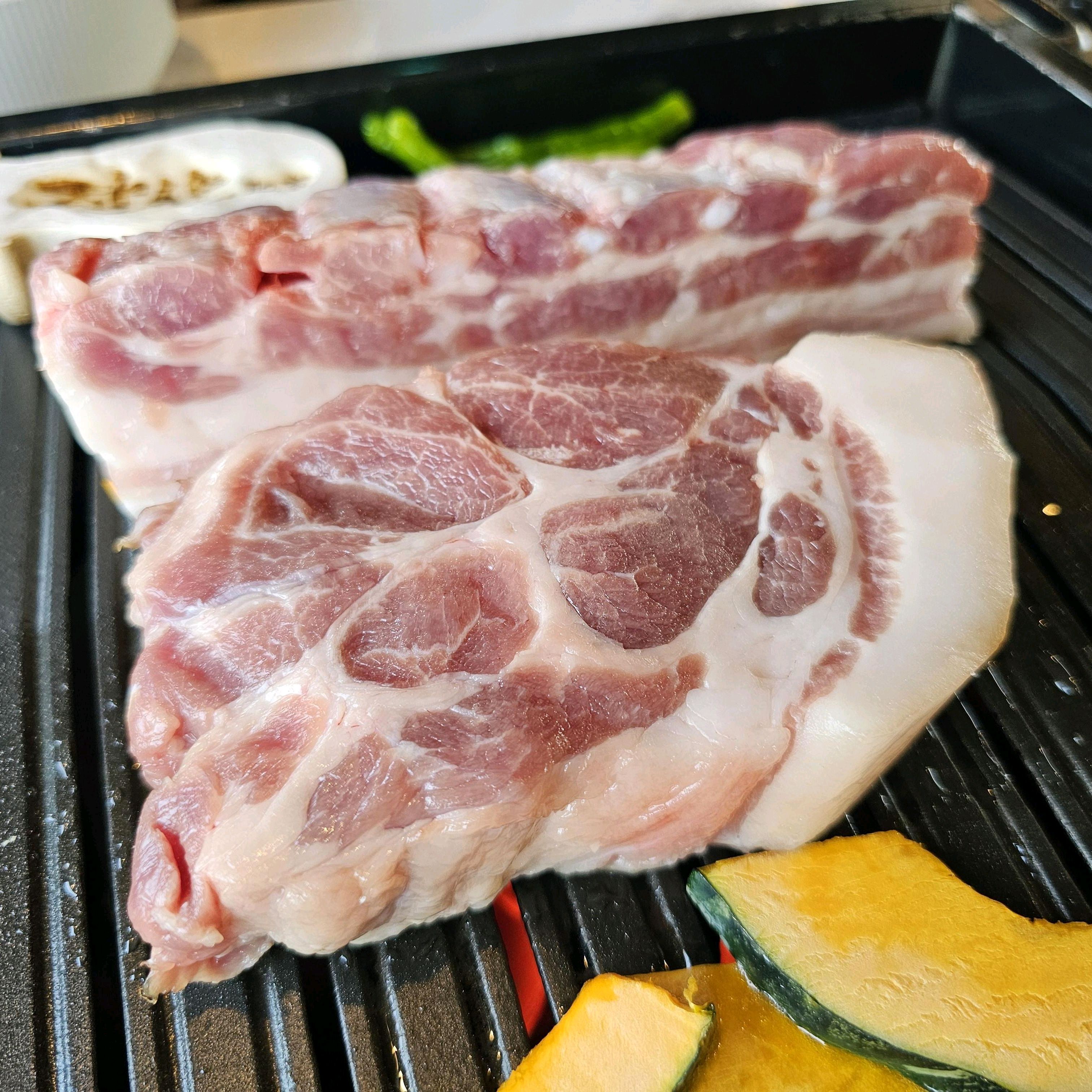 반찬류도 하나하나 깔끔해서 고기 먹을 때 같이 곁들이기 좋았어요. 특히 파김치 최고. - 제주 맛집 작산 애월흑돼지