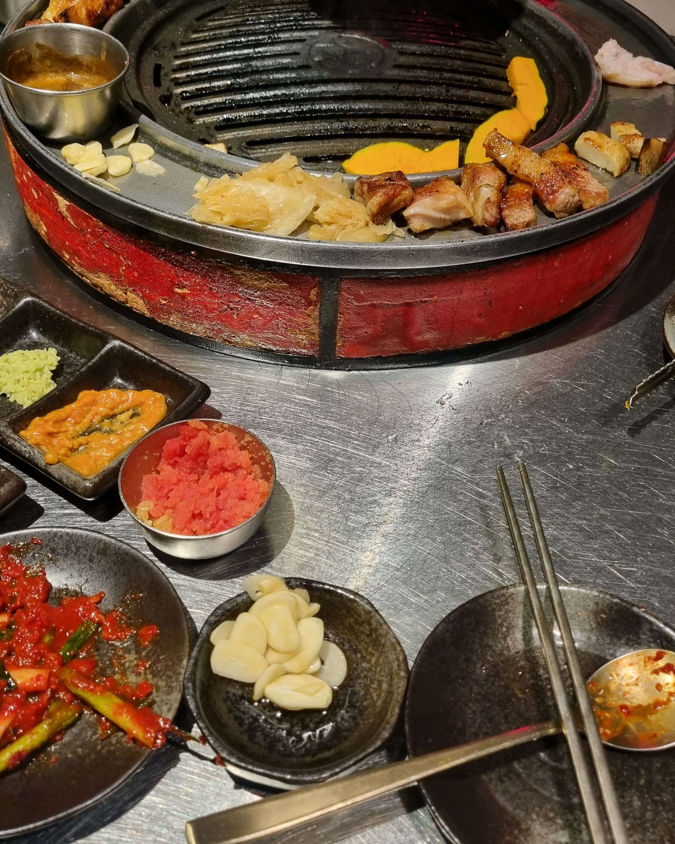 멋진 사장님께서 고기 야무지게 구워주십니다! - 제주 맛집 훈도 애월흑돼지 본점