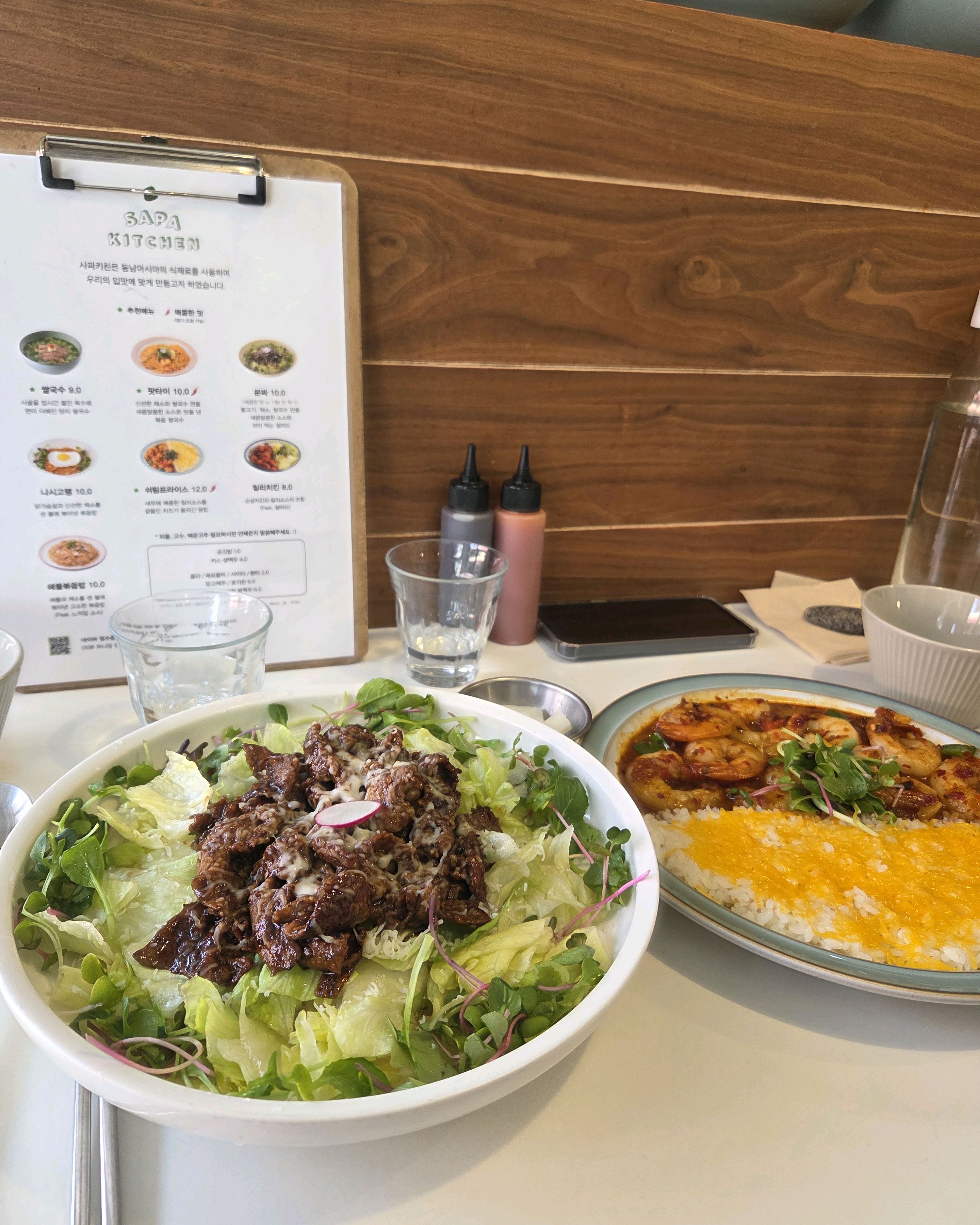 쉬림프라이스랑 분짜 먹었는데, 둘 다 너무 맛있었어요! 쉬림프라이스 많이 맵지 않고, 느끼