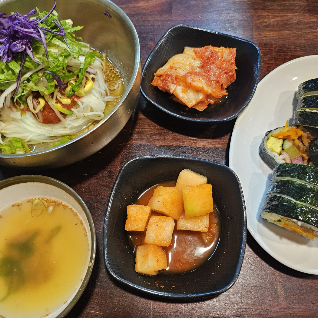 엄마랑 제주도 여행왔다가 마지막날 공항근처 맛집을 찾다가 오게 되었어요!! 정말 맛있고 현