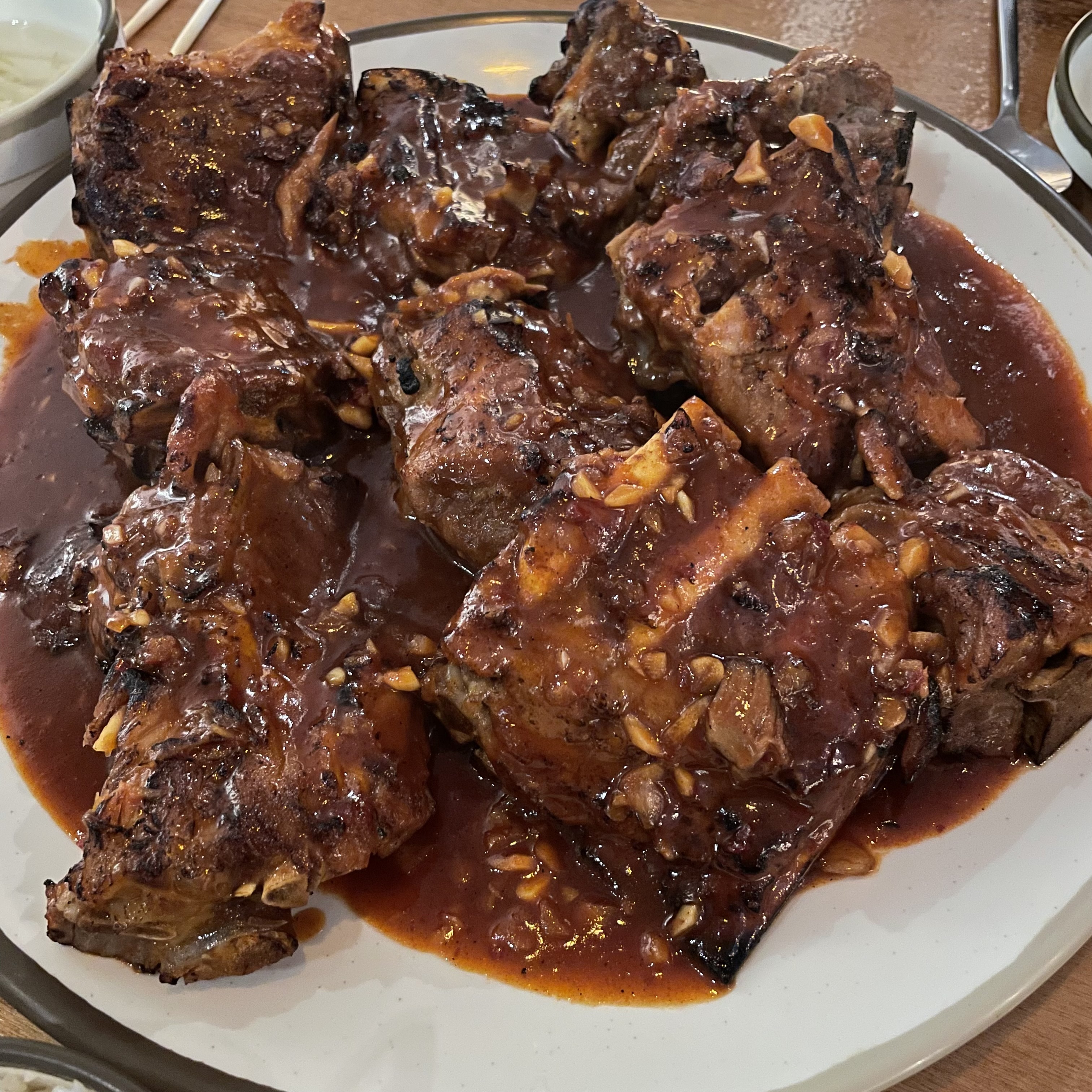 뼈구이가 살이 야들야들하고 서비스도 많이주세요!! 다음에 또올게요! - 대구 맛집 종로백탄뼈구이 갑오일맥