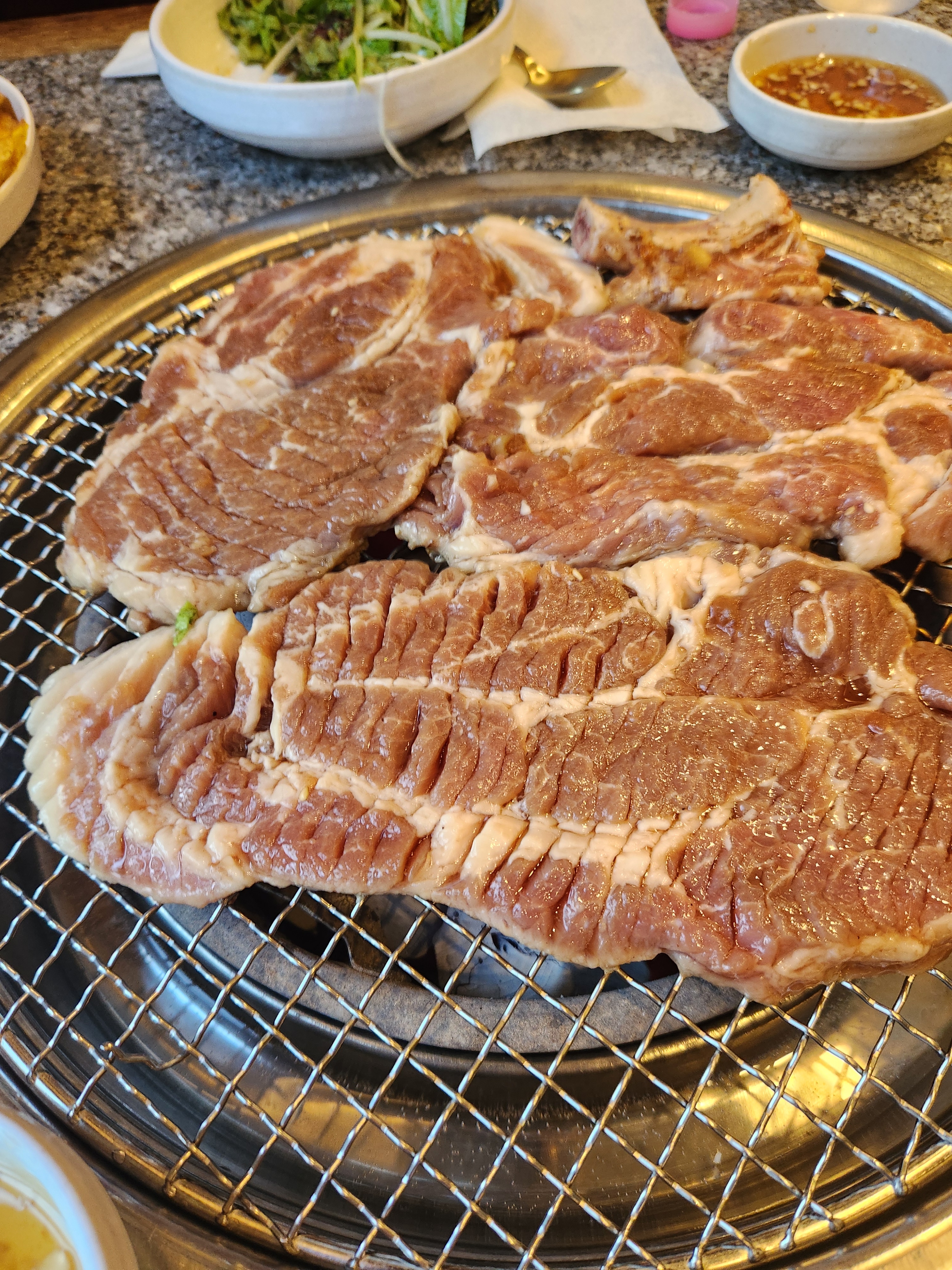 음식이 정갈하고 직접 고기를 구워주셔서 너무 편리하고 친절하고 좋았습니다. - 대구 맛집 갈비만 대구본점