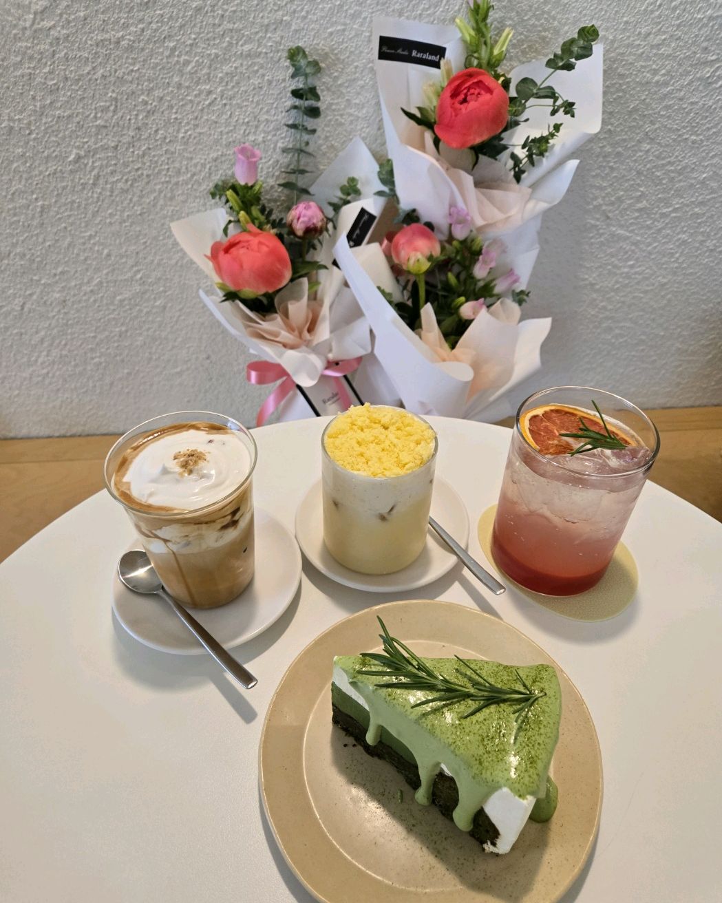 찐친 친구들이랑 처음찾은 이곳^^인히얼♡매장도 예쁘구 깔끔한게 너무 맘에들었어요^^시그니처