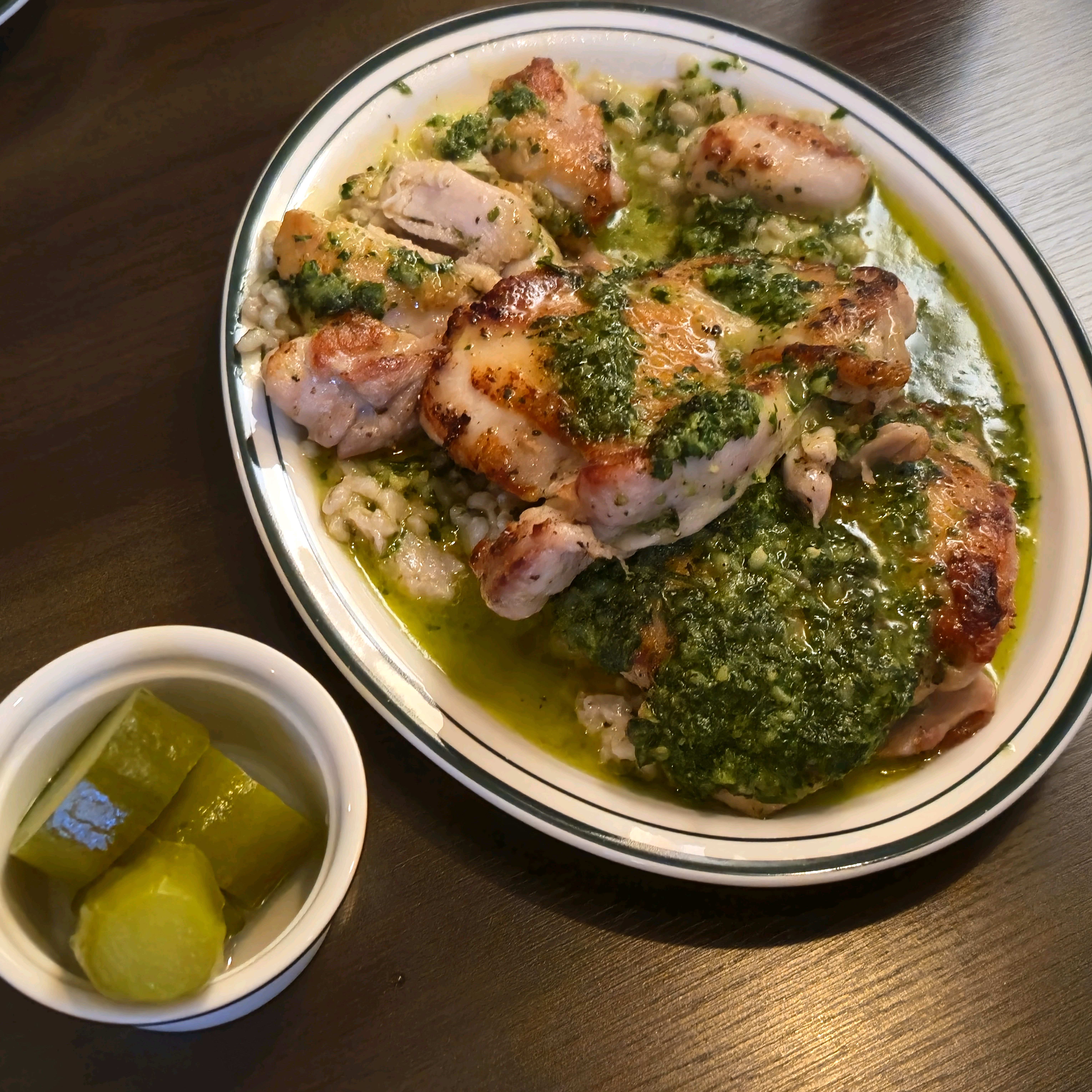 프랑스 음식 먹고싶어서 방문했는데 시킨 메뉴 모두 너무 맛있었어요! 치킨은 엄청 촉촉하고