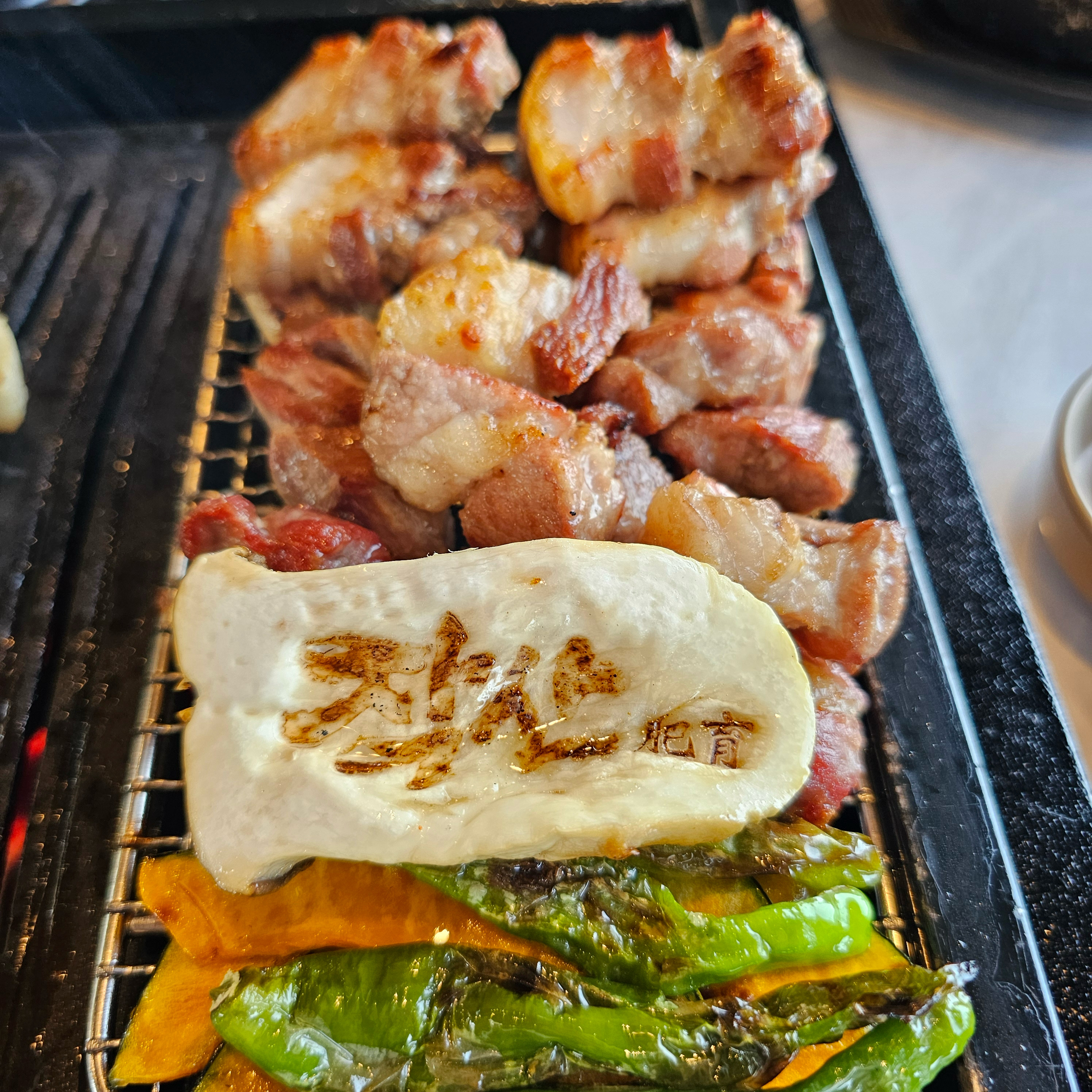 친구랑 둘이 여행 중 들렀는데, 분위기도 좋고 고기도 제대로네요. 특히 흑돼지랑 김치찌개