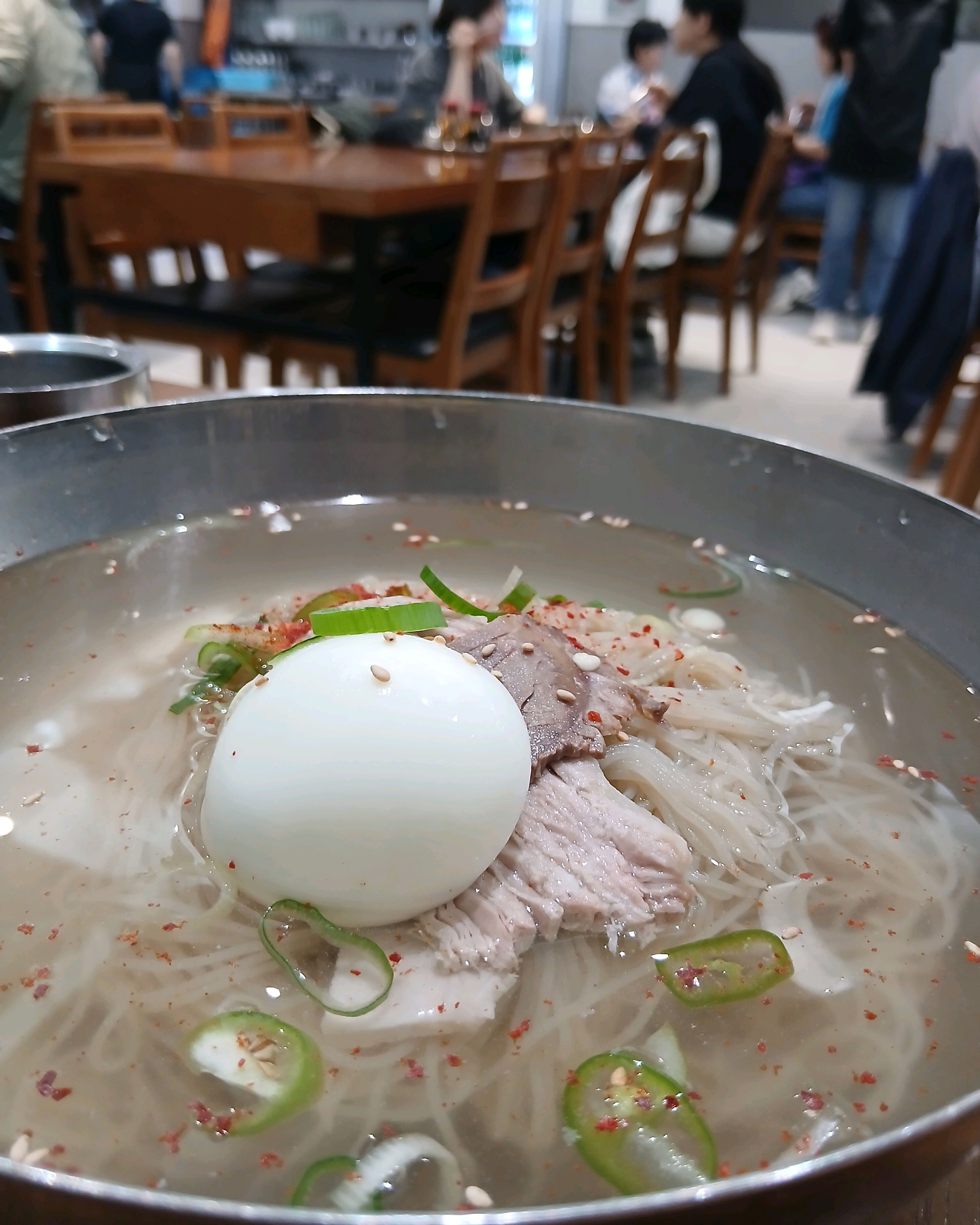 음... 제 입맛기준에서, 국물이 꽤 짠맛이 느껴졌어요. 그리고, 면발은 먹기 편했고, 고