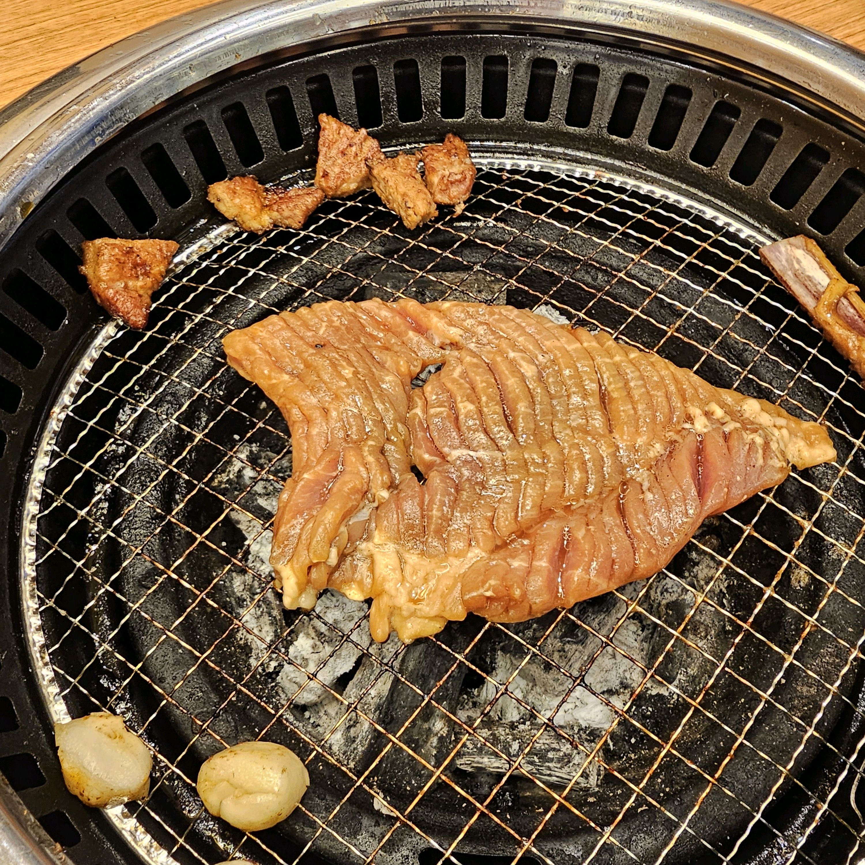 먹다보니 넘 맛있어서 사진찍는걸 깜박했네요~ 고기도 부드럽고 촉촉해서 가족단위로 방문해서