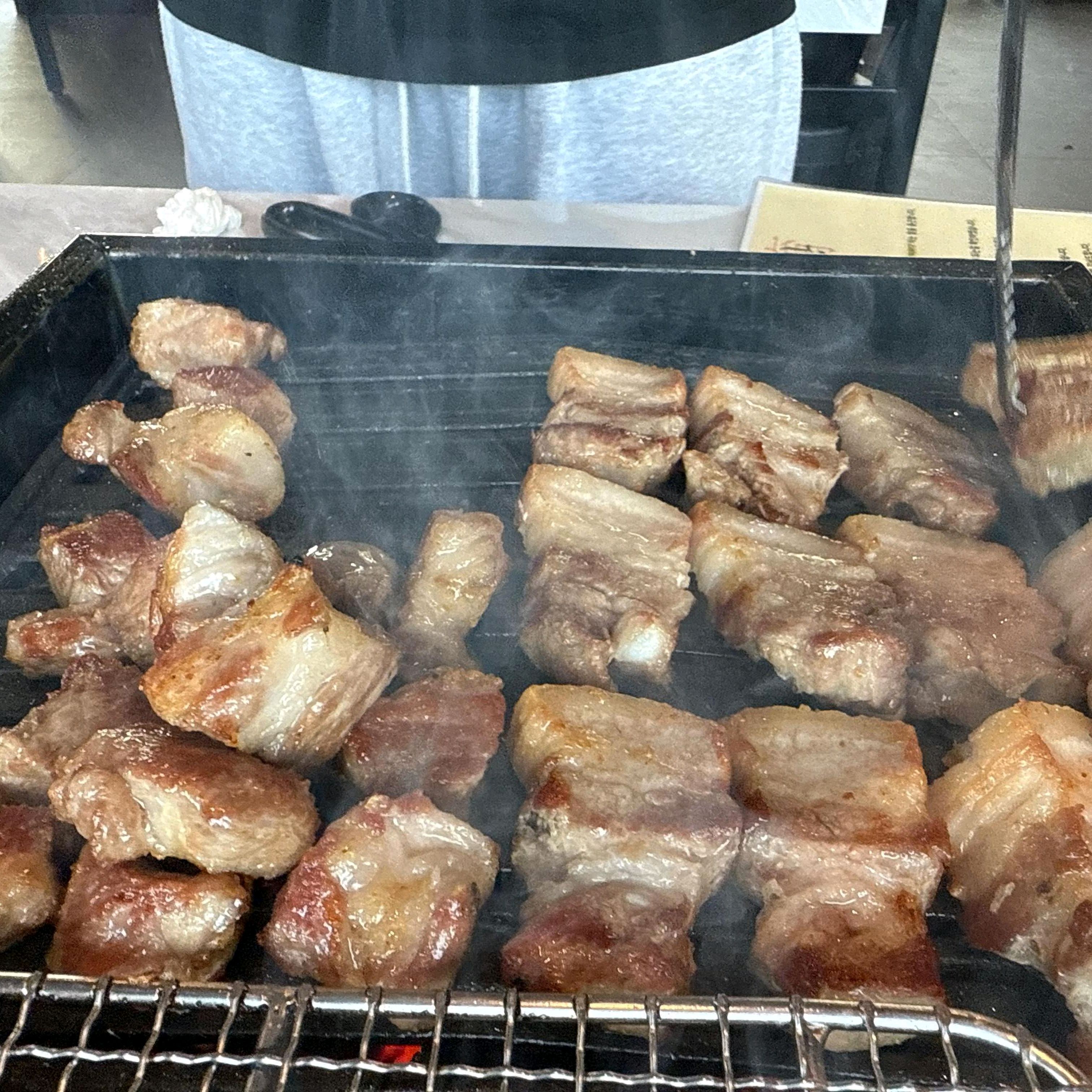고기뿐 아니라 국수도 생각보다 맛있어서 놀랐어요. 매운 비빔국수랑 찰떡이에요. - 제주 맛집 작산 애월흑돼지