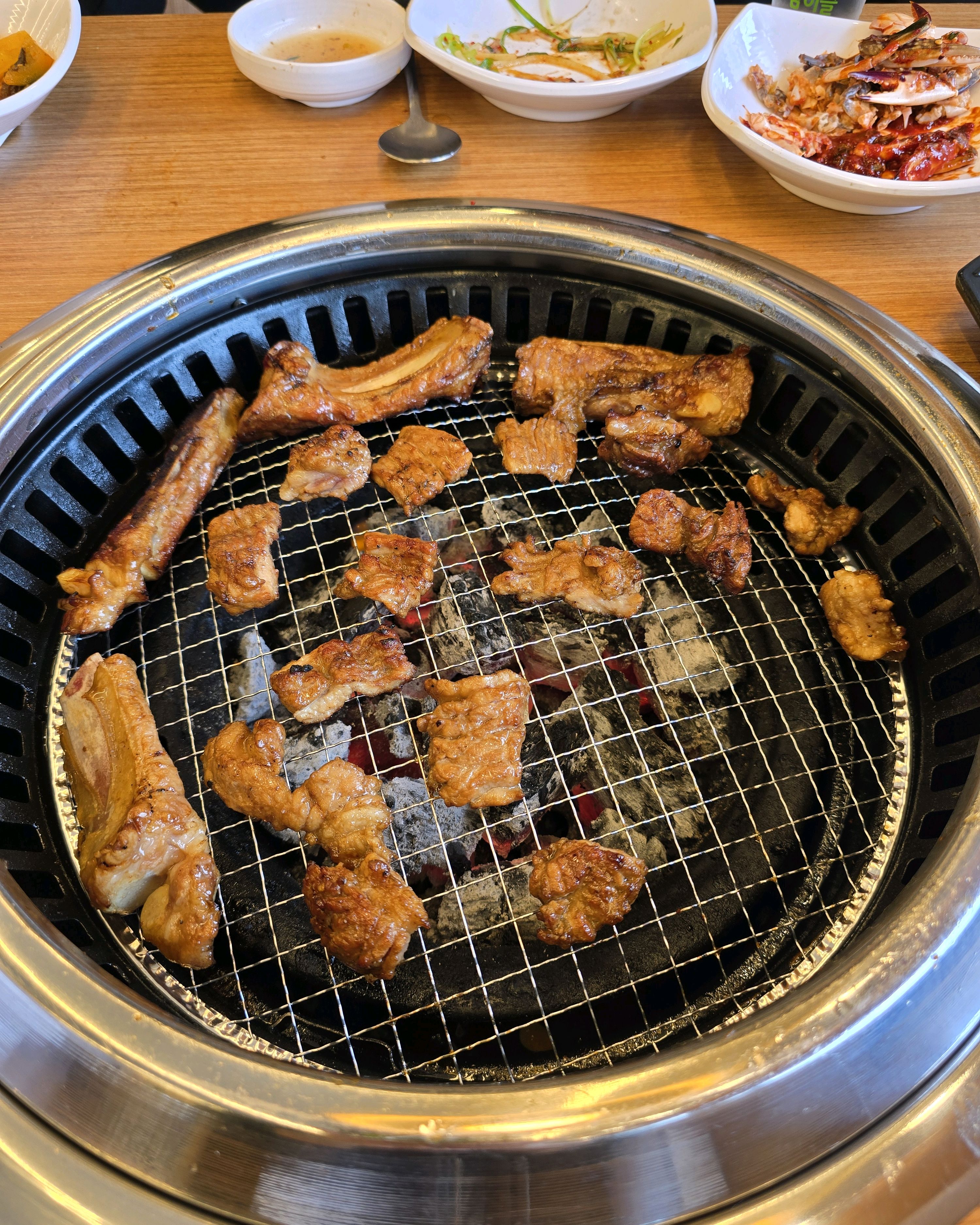 먹느라 바빠서 사진을 늦게 찍었네요 ^^ 고기집답게 반찬도 깔끔하고 하나하나 다 맛있어요