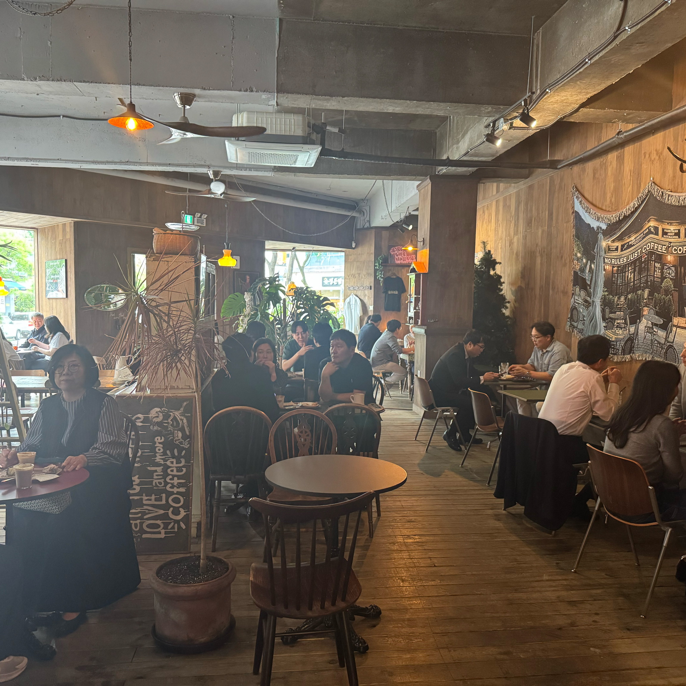 방문할때마다 늘 좋은 음악이 나와요~~ - 대전 맛집 프랭크커핀바 대전둔산점