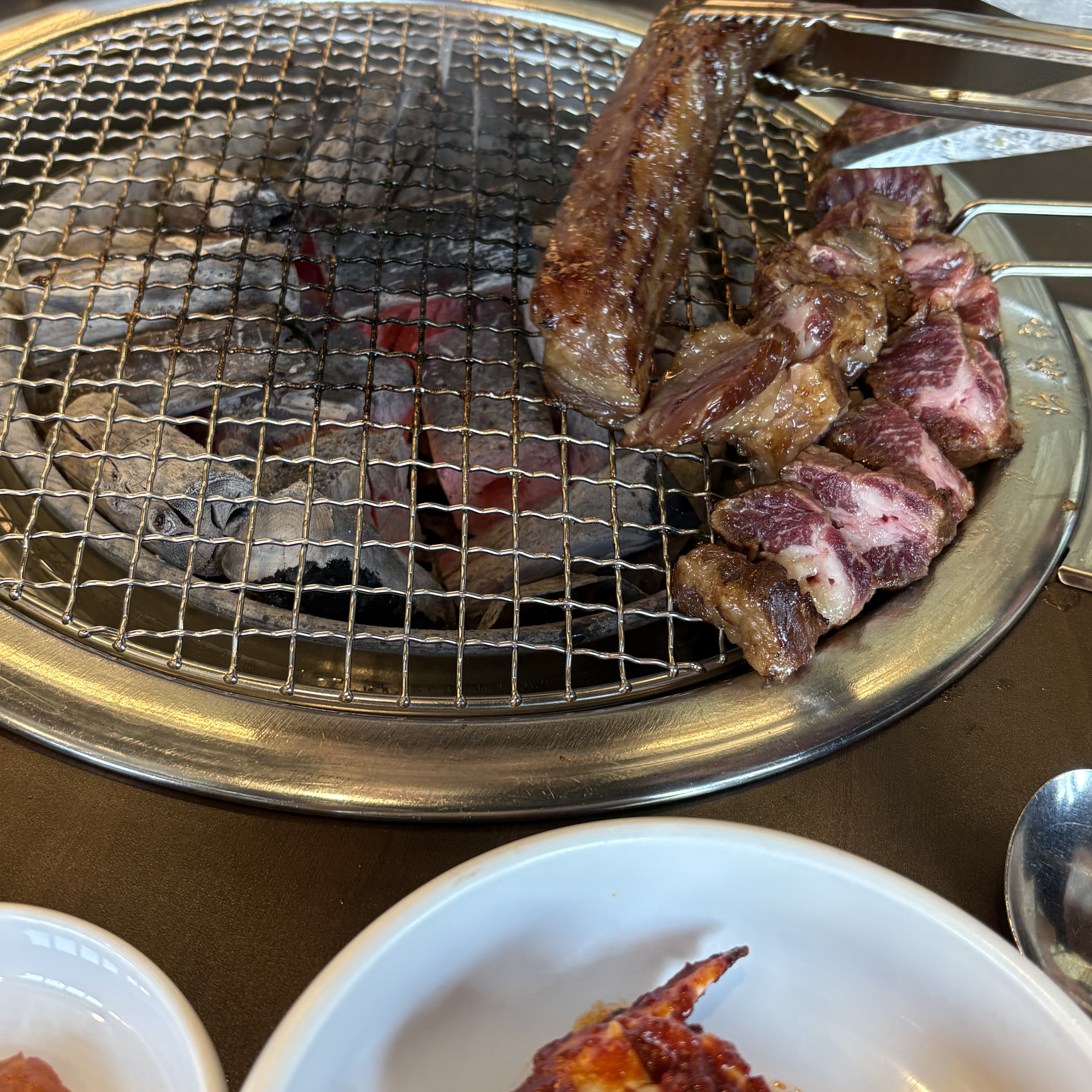 직원분들이 고기도 다 구워주시고 - 대구 맛집 본가숯불돼지갈비 수성못점