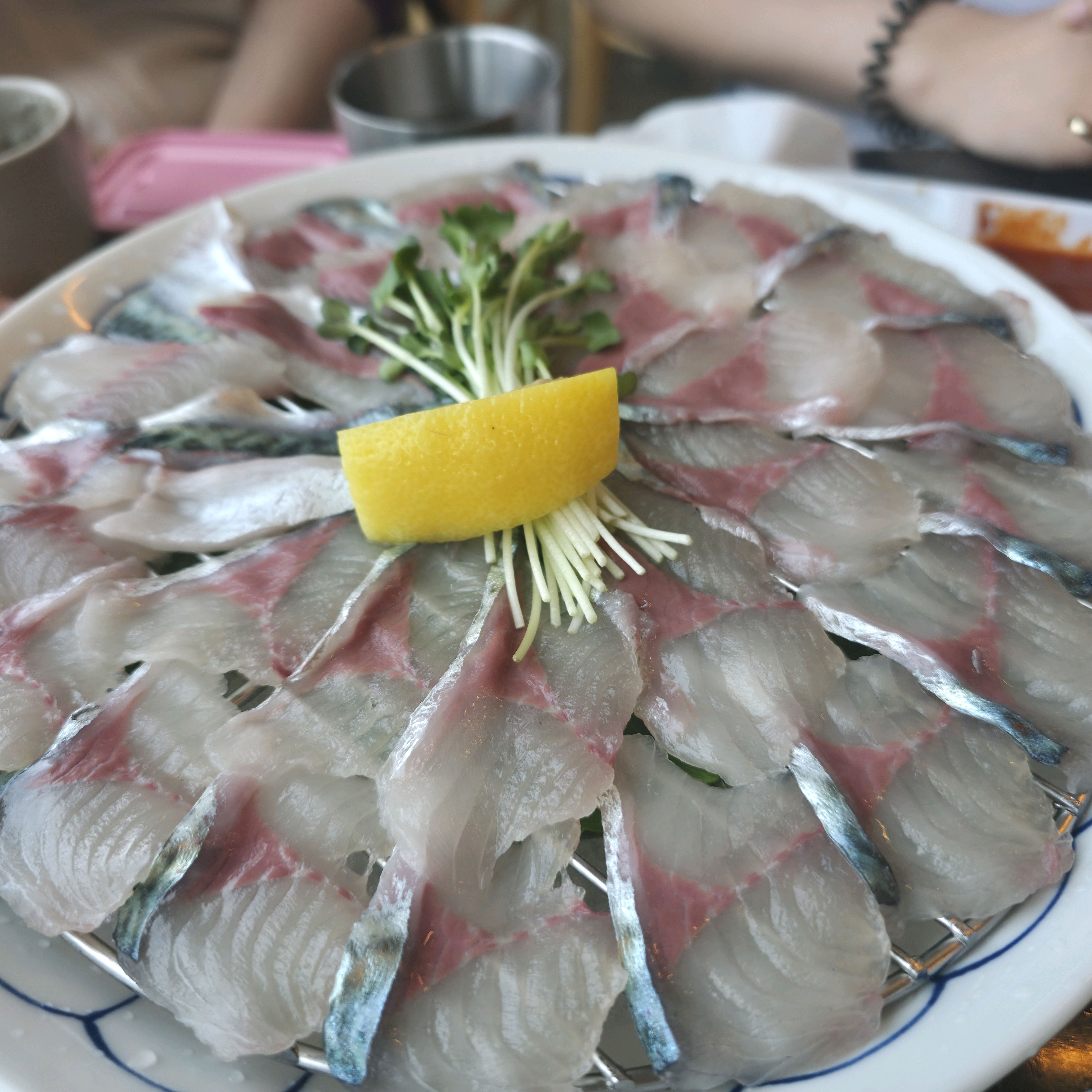 제주도 함덕 바다 앞에서 바다를 보면서 고등어회랑 딱새우회 먹으니까 더 맛있네용👍👍👍 - 제주 맛집 계절식탁 함덕점