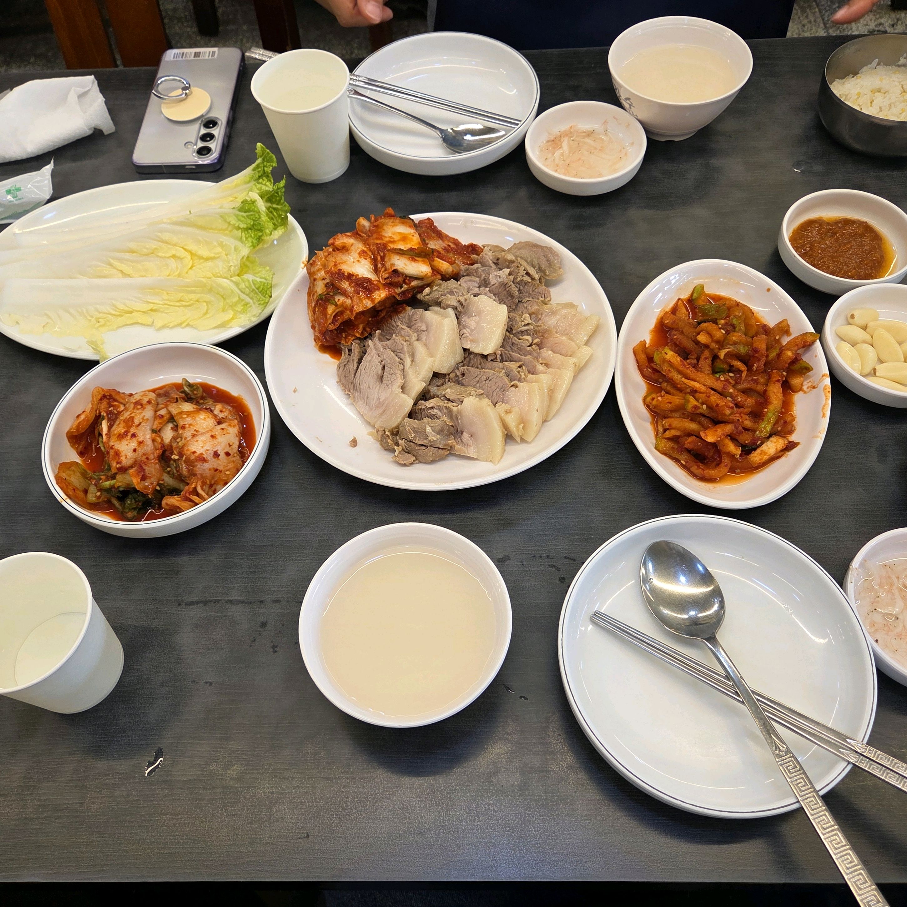 밖에서 동양 최고의 맛! 보고 픽 웃었는데.. - 성수 맛집 훼미리손칼국수보쌈
