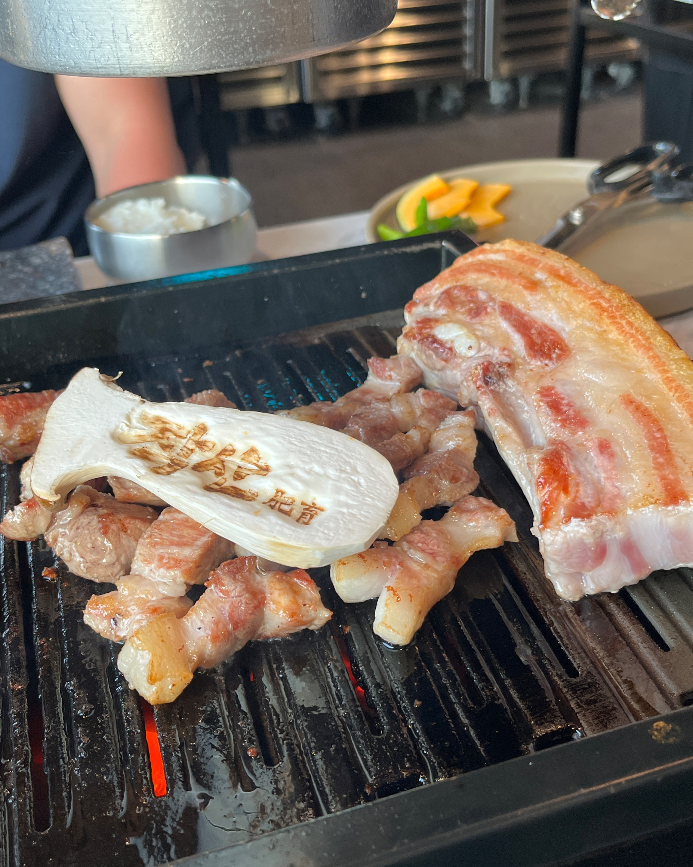 와! 뷰에 반하고 직원분들의 전문성에 반했어요! - 제주 맛집 작산 애월흑돼지
