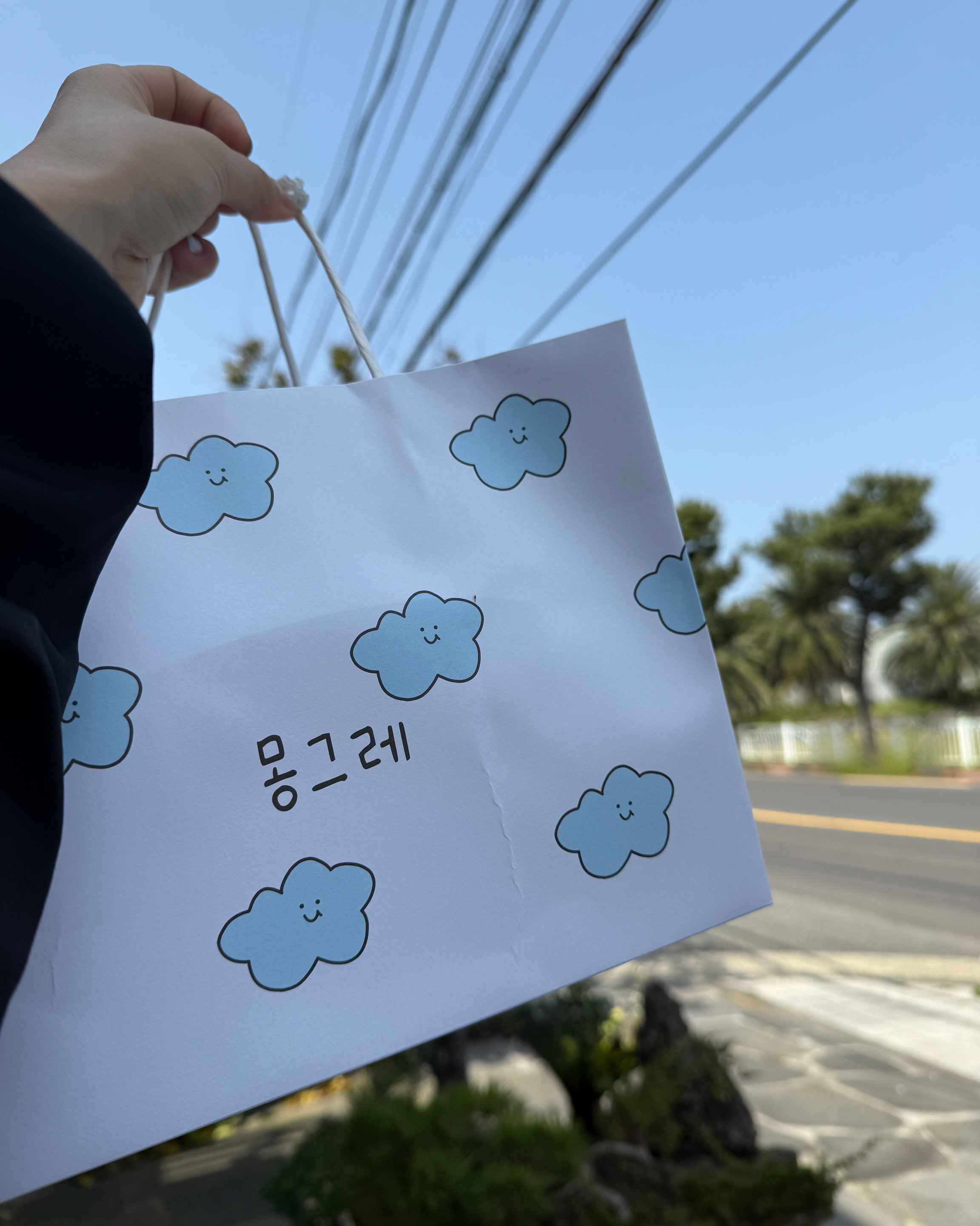 선물하기 좋을 것 같아서 방문했는데 일찍 열고 매장도 깔끔해요 포장이 예버요 - 제주 맛집 몽그레 제주공항점