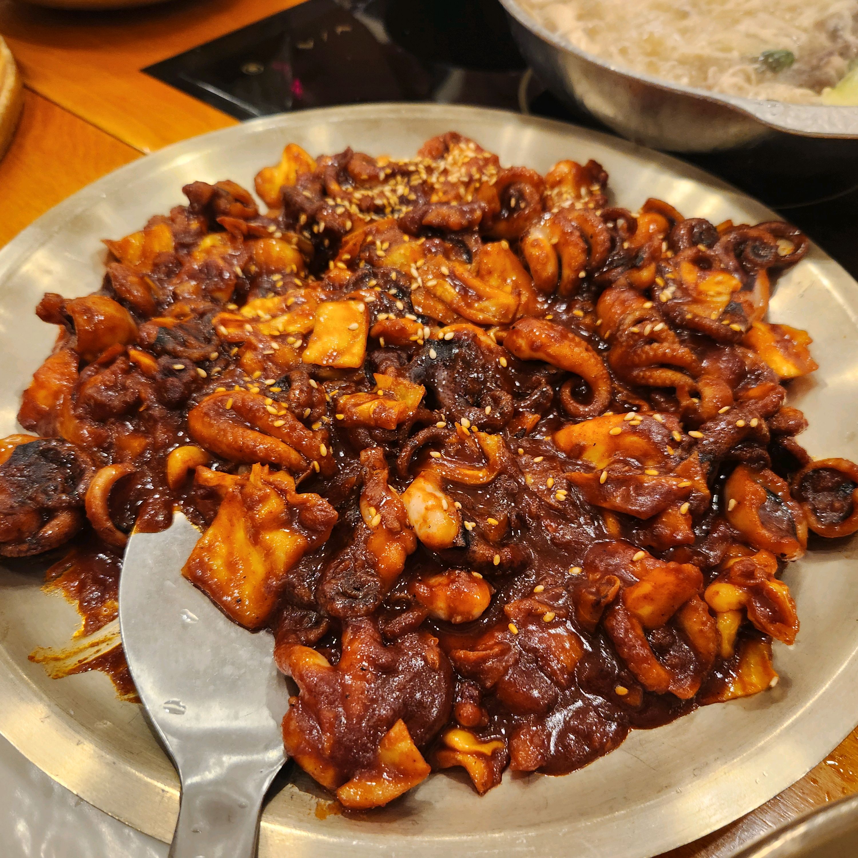 완전 맛있어요. 신선하고 상다리 부러지게 나오고 퀄리티도 좋아요. 쭈꾸미도 맛있게 먹었어요