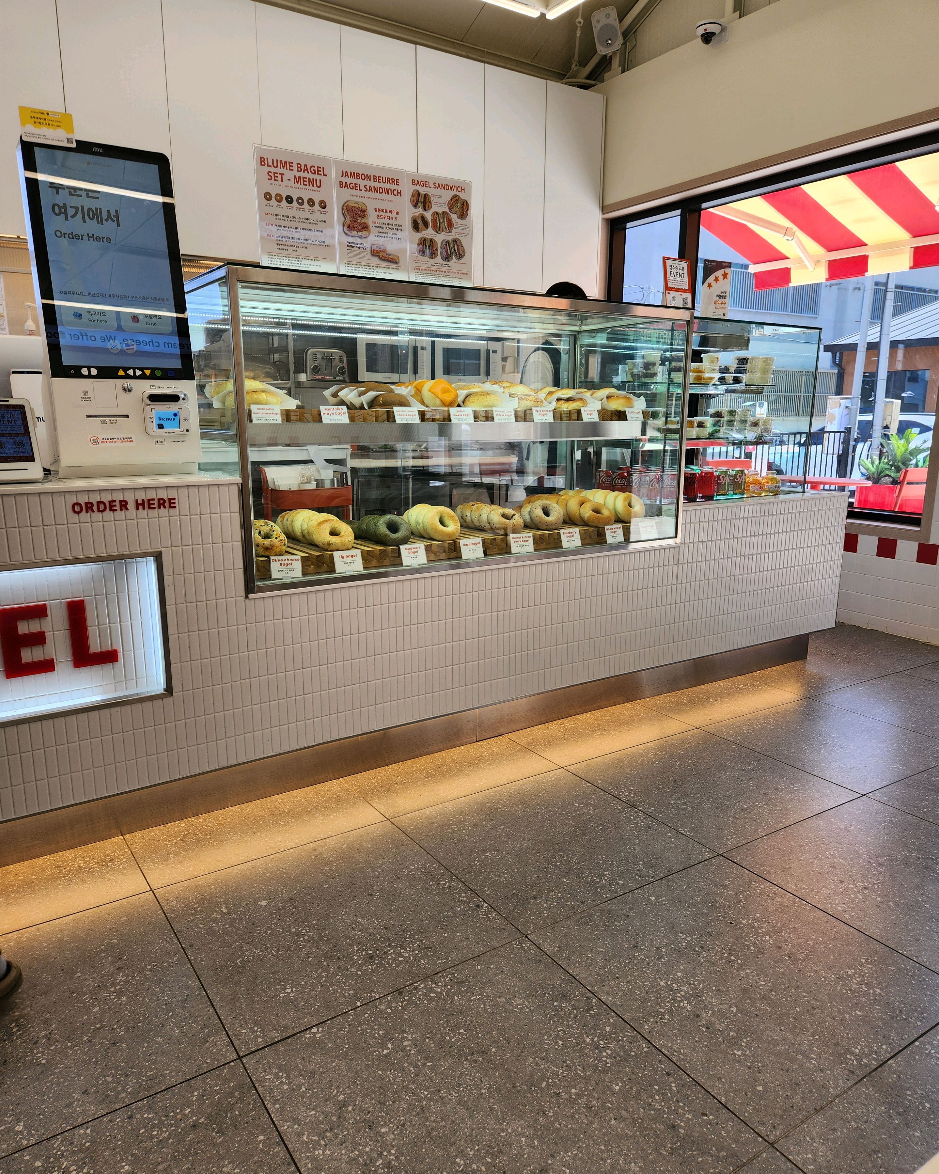 카페 패스로 왔는데 베이글 보니까 안 먹을 수도 없네요🥹🥹🥹 - 제주 맛집 블루메베이글