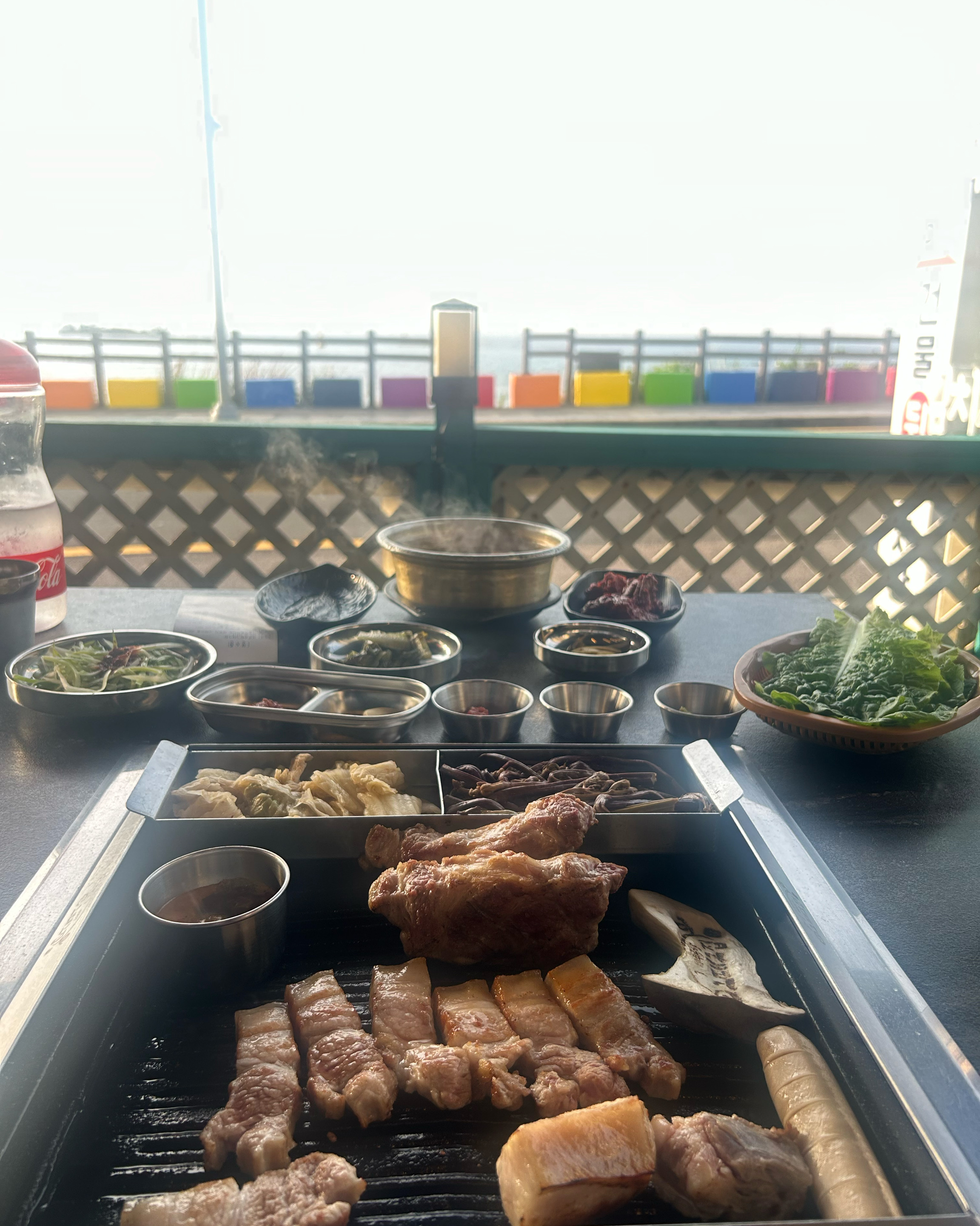 고기가 진짜 미쳤어요, 육즙 가득한 흑돼지에 고사리 반찬까지 곁들이니까 조화가 예술이더라고