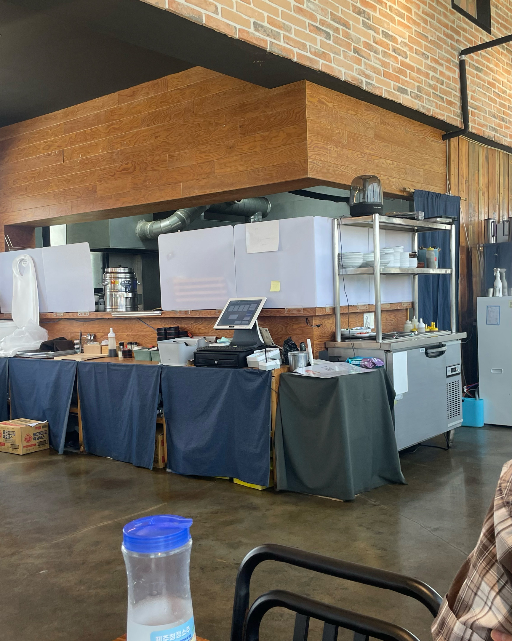 매장도 크고 아주 넓습니다! 사장님도 친절하고 음식도 잘나와요! - 제주 맛집 범식당 제주성산점