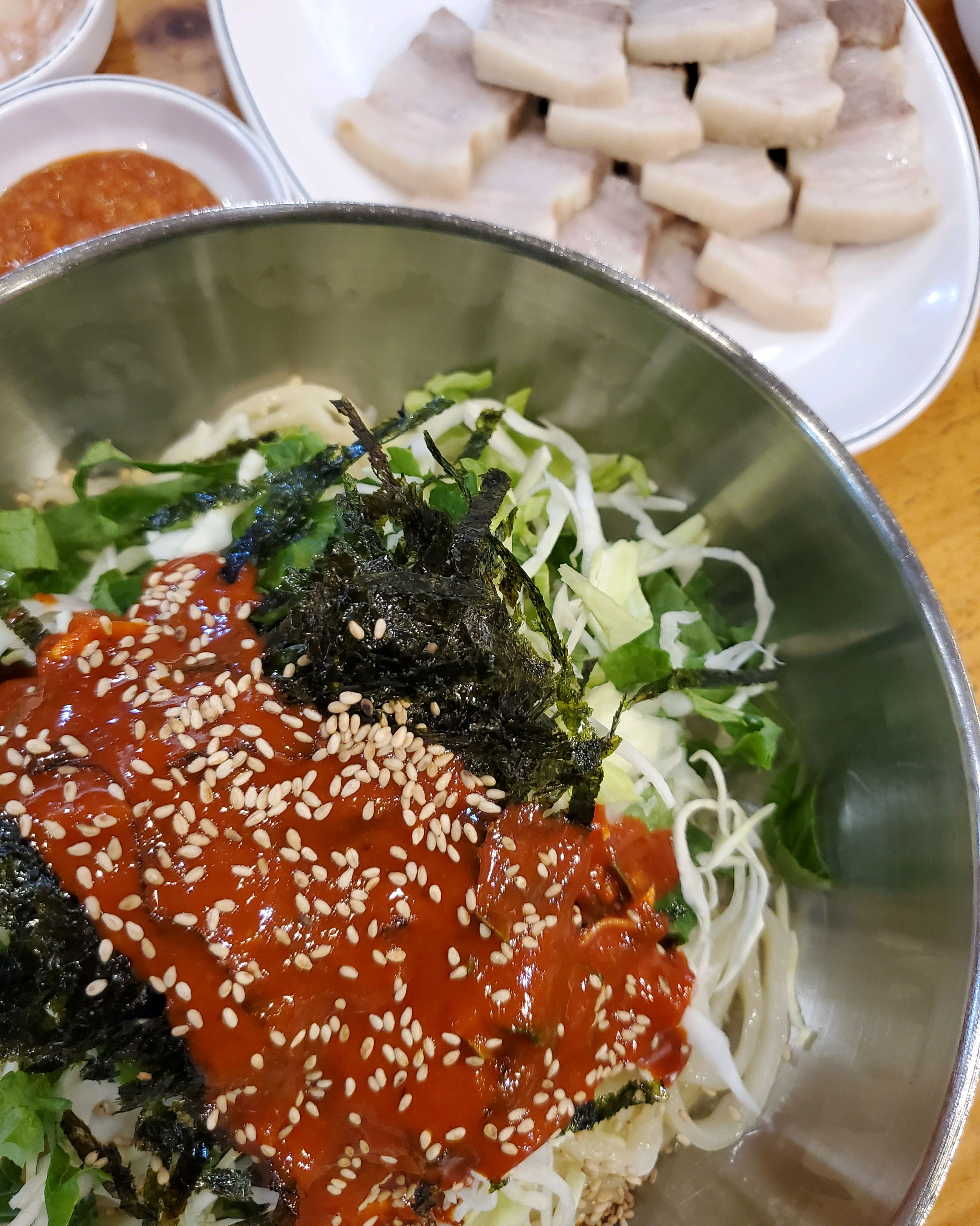 양이 많아요. 칼국수면이 쫄깃해요 - 대전 맛집 김화칼국수