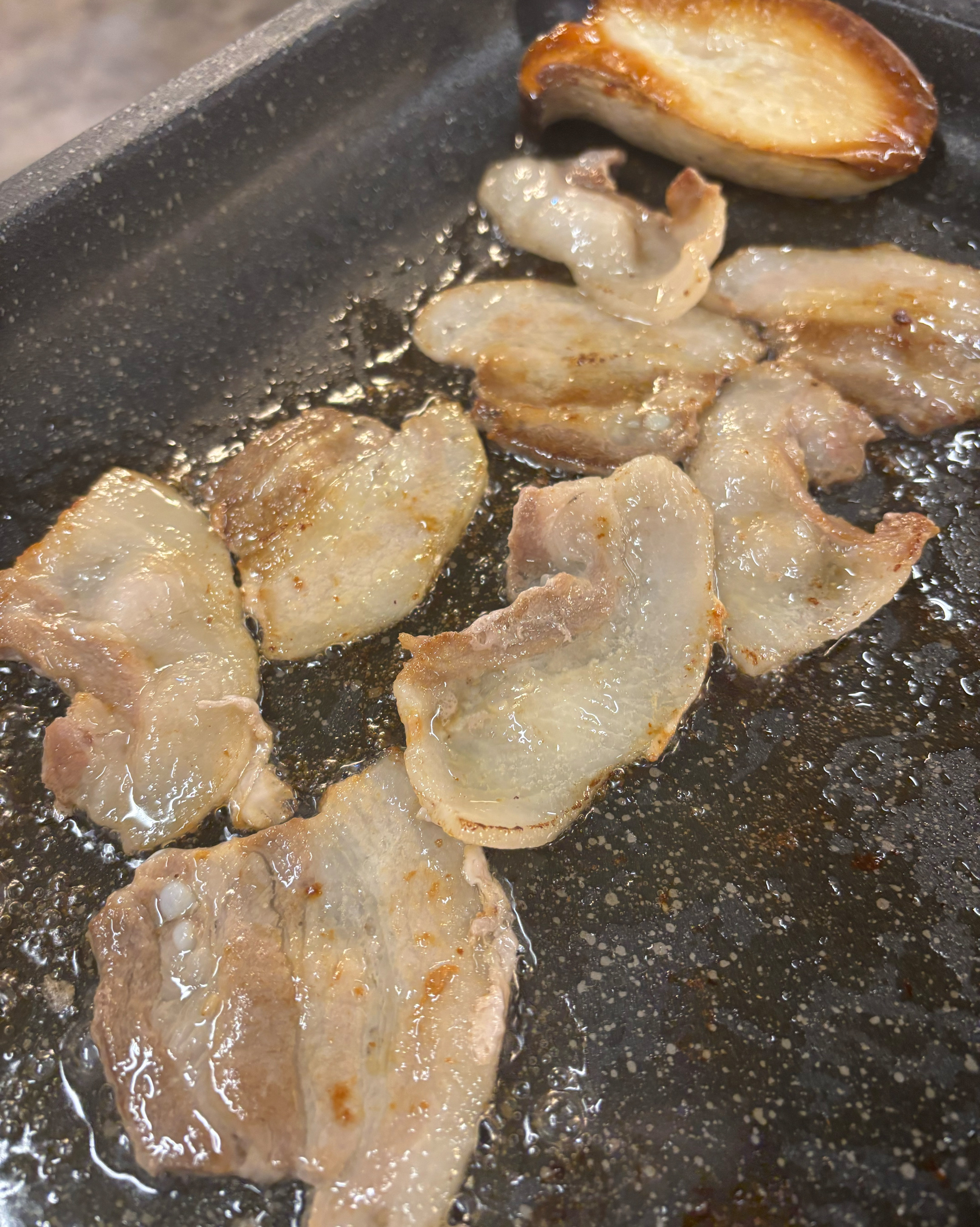 고기때깔보세요 이게 어딜봐서 냉삼입니까 생삼 퀄리티지 제주 흑돼지보다 맛있는듯👍👍 - 대전 맛집 행운 대전 월평