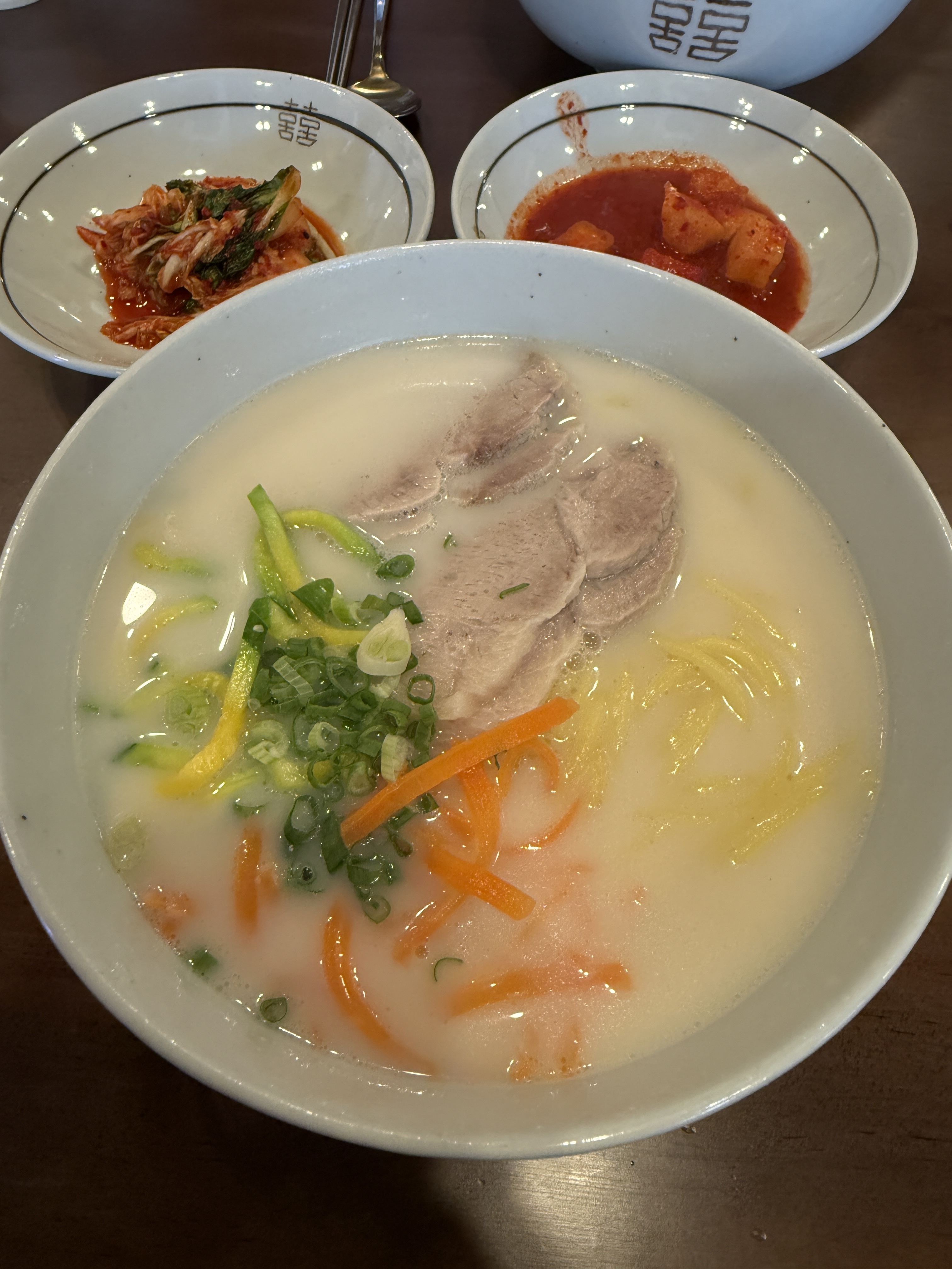 면이 쫄깃쫄깃하고 국물이 한 입 먹자마자 감탄 나왔어오 - 제주 맛집 장수국수 본점
