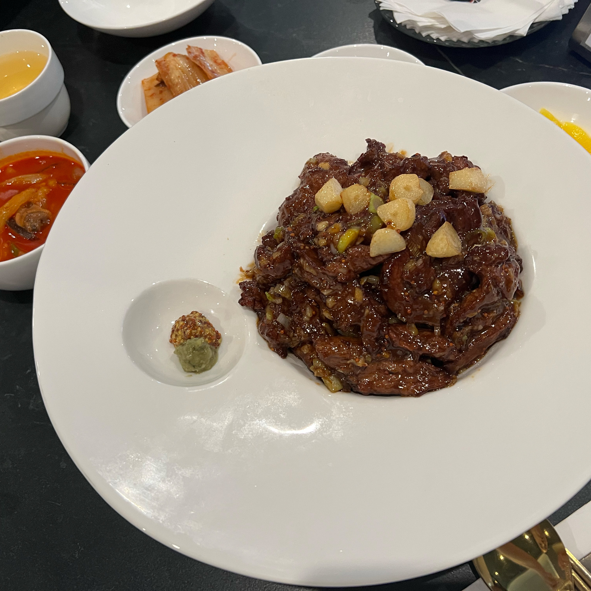 처음 왔는데 음식도 맛있고 분위기가 좋아서 여행하는 느낌나네요~ 고기가 엄~~청 부드러워요