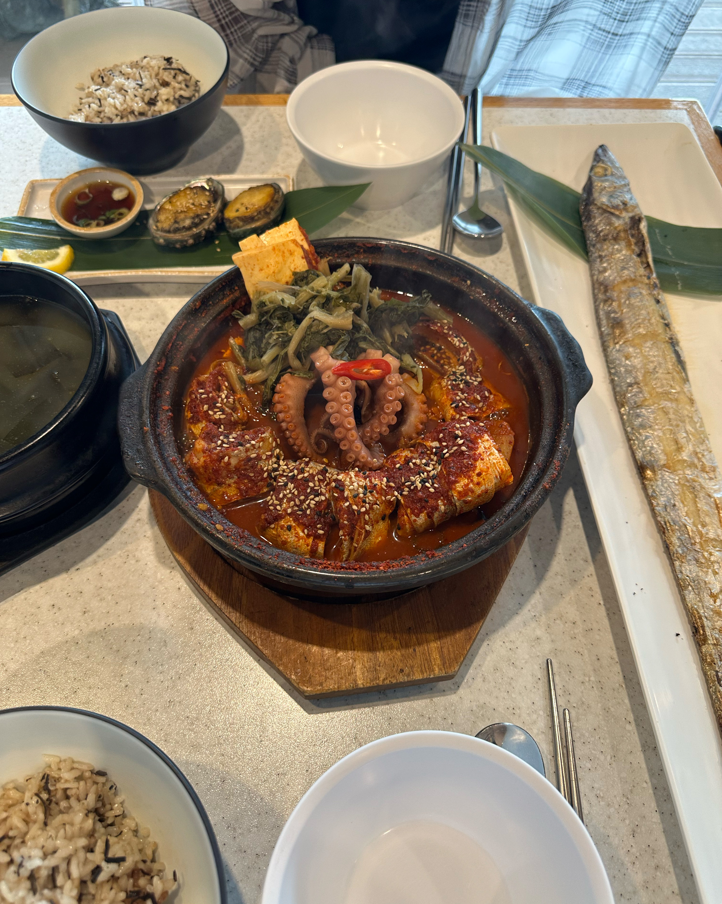 여자친구랑 놀러 와서 먹었는데 갈치조림 너무 맛있어요 다른 것도 맛있고 바다뷰도 대박입니다