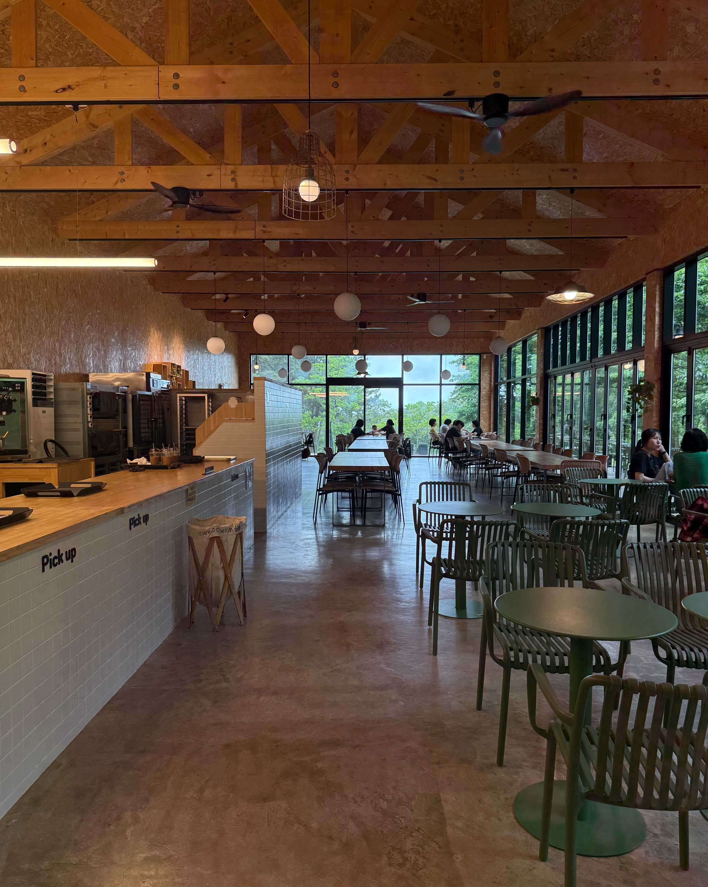 공간이 너무 멋지고 여기서 인생샷 100장 찍었어요 너무 예뻐요 🤍🤍🤍 - 제주 맛집 이끼숲소길