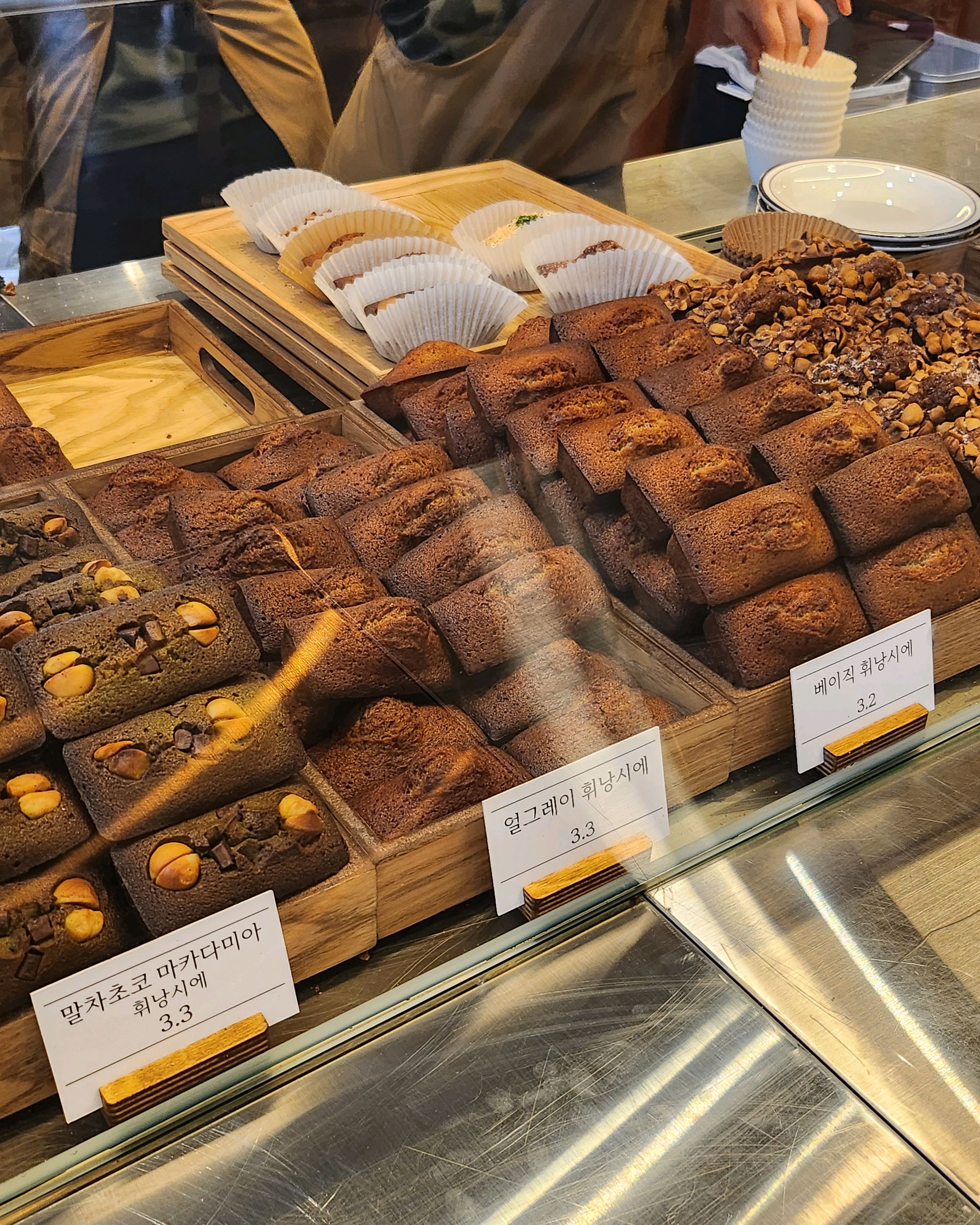 디저트는 맛있는데 웨이팅 시스템에 대한 리뷰가 없는것같아 남깁니다. 멀리서 온 사람들이 대
