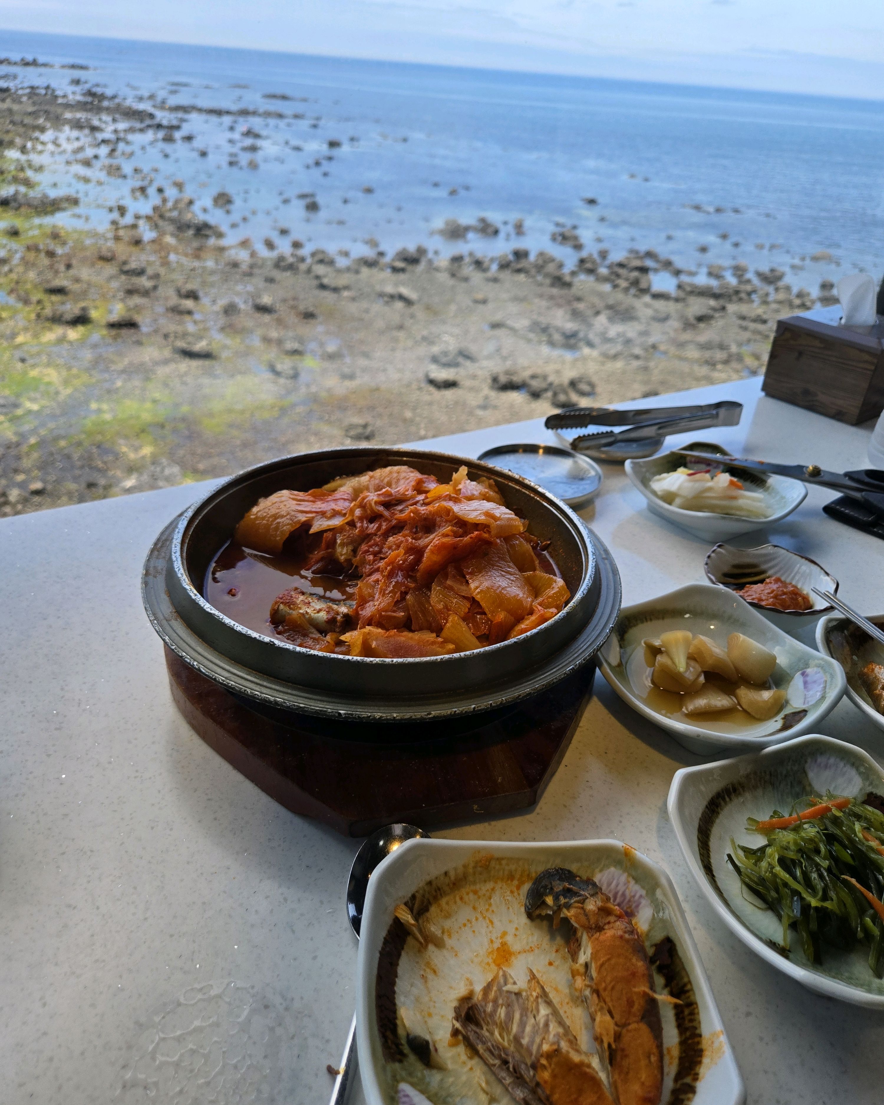 먹다가 찍어서 그렇지만 음식  깔끔합니다 - 제주 맛집 이춘옥원조고등어쌈밥 제주애월본점