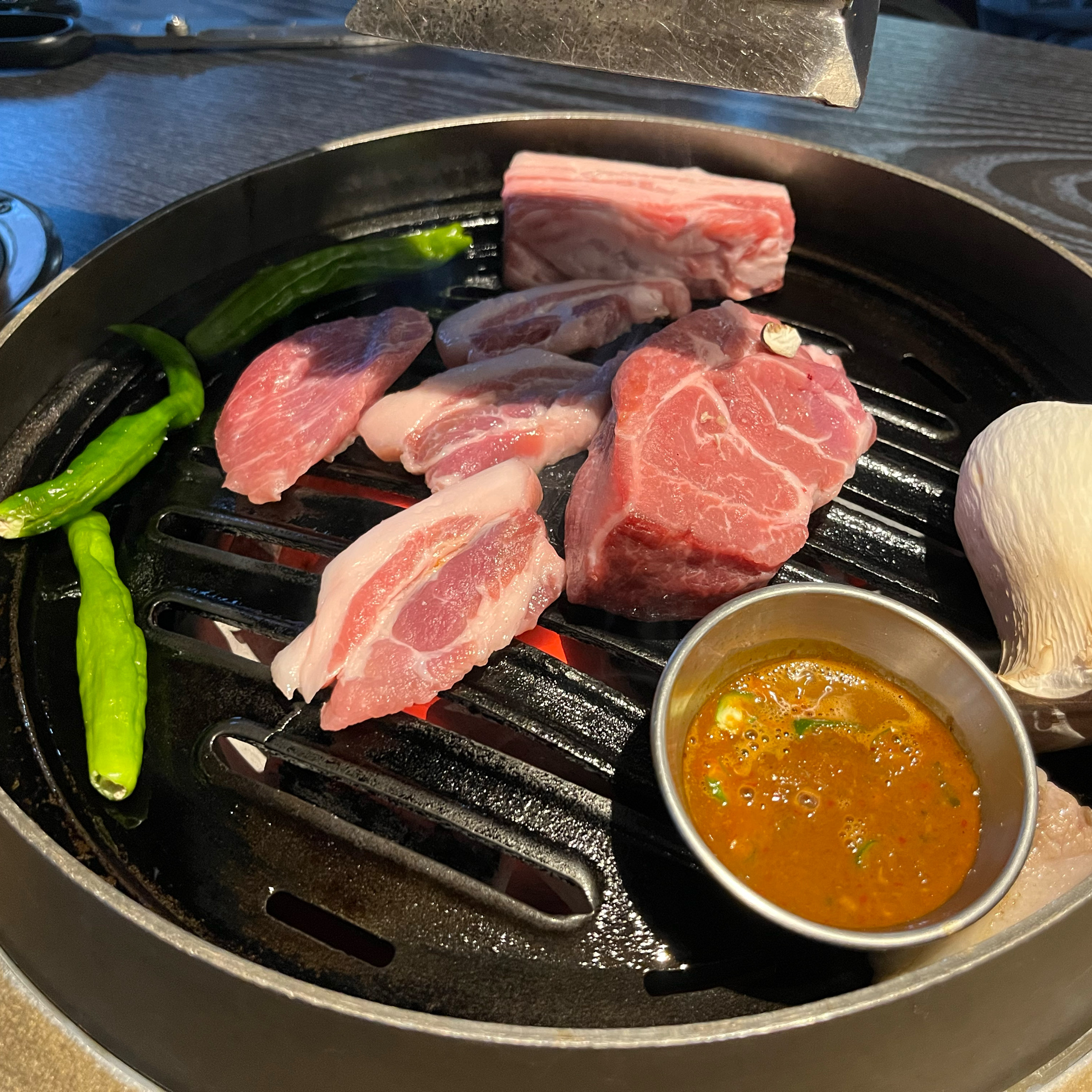 아기와 같이 왔는데 안내도 잘해주시고 고기를 구워주셔서 편하게 가족끼리 먹을 수 있었습니다