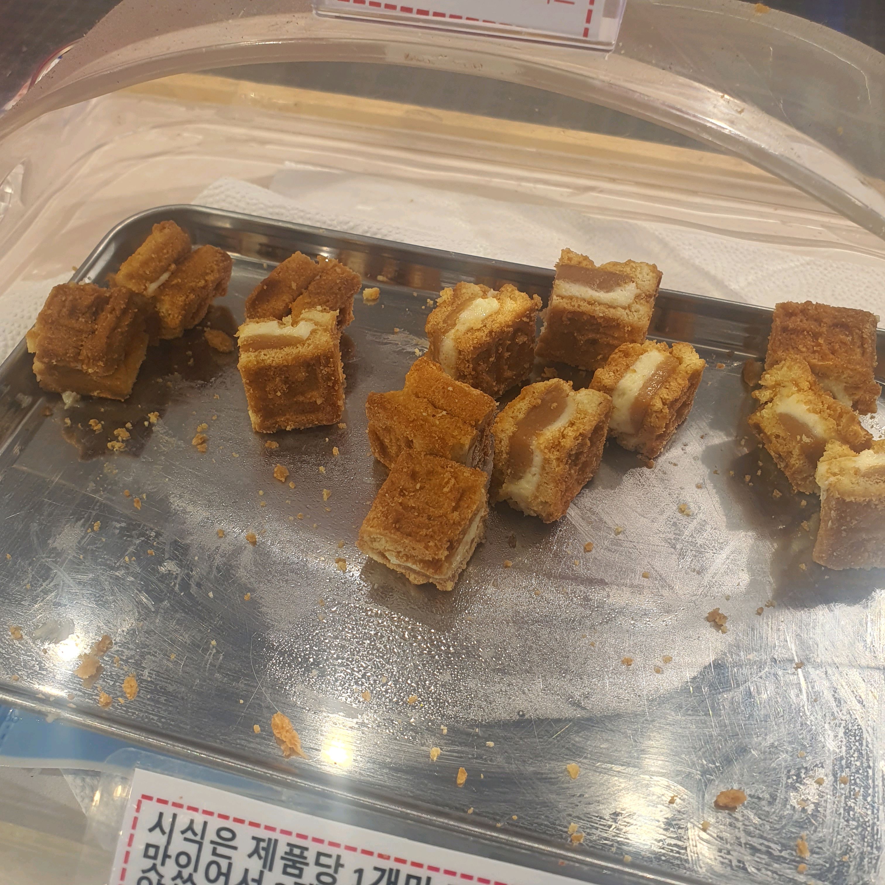 시식하다 너무맛잇어서 샌드 초콜릿 다삿어요! 선물용으로 굿굿 - 제주 맛집 찰리공장 제주동문시장본점