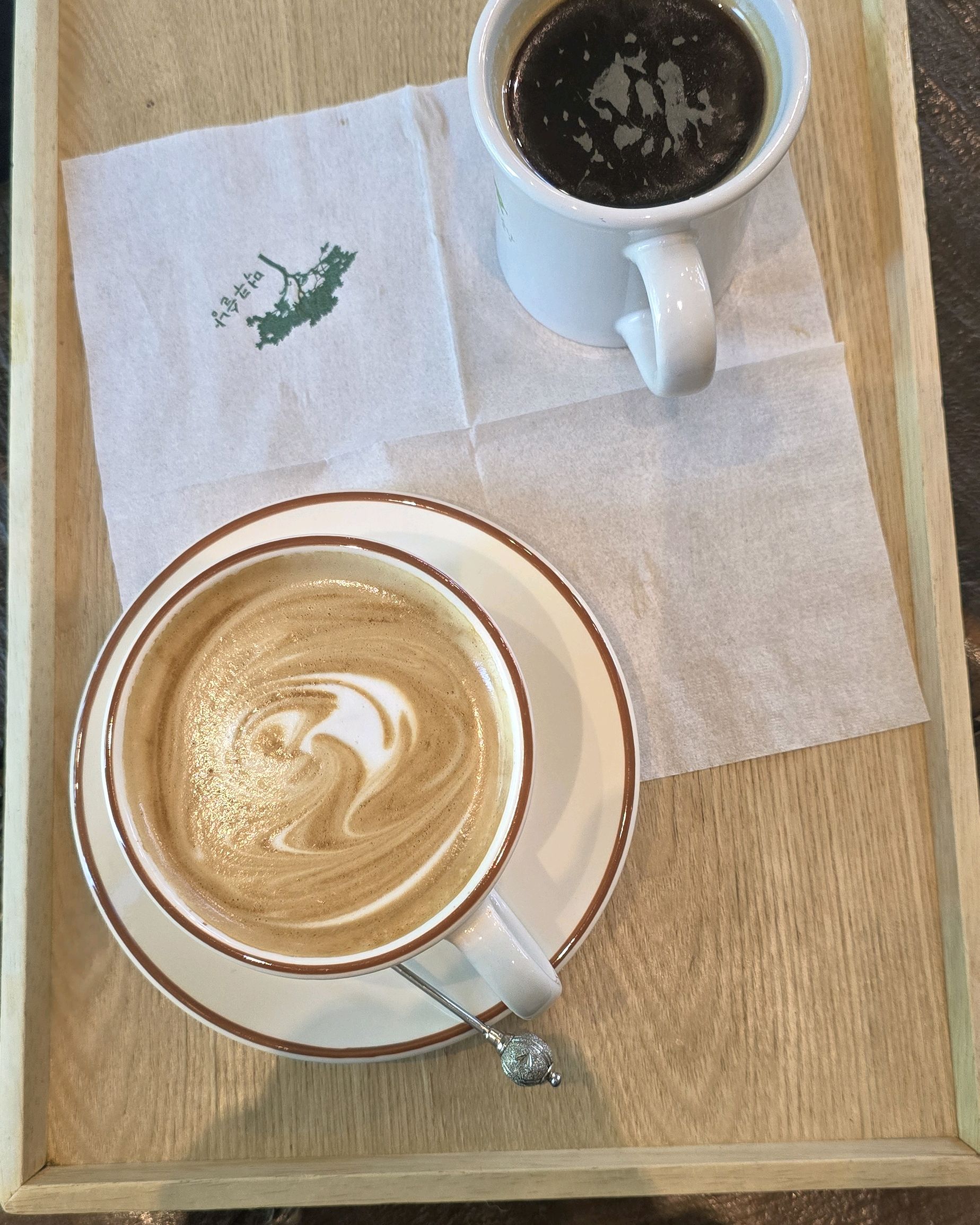 제주 공항에서 가까워요 분위기 좋고 커피맛도 좋아요 - 제주 맛집 먹쿠슬낭카페