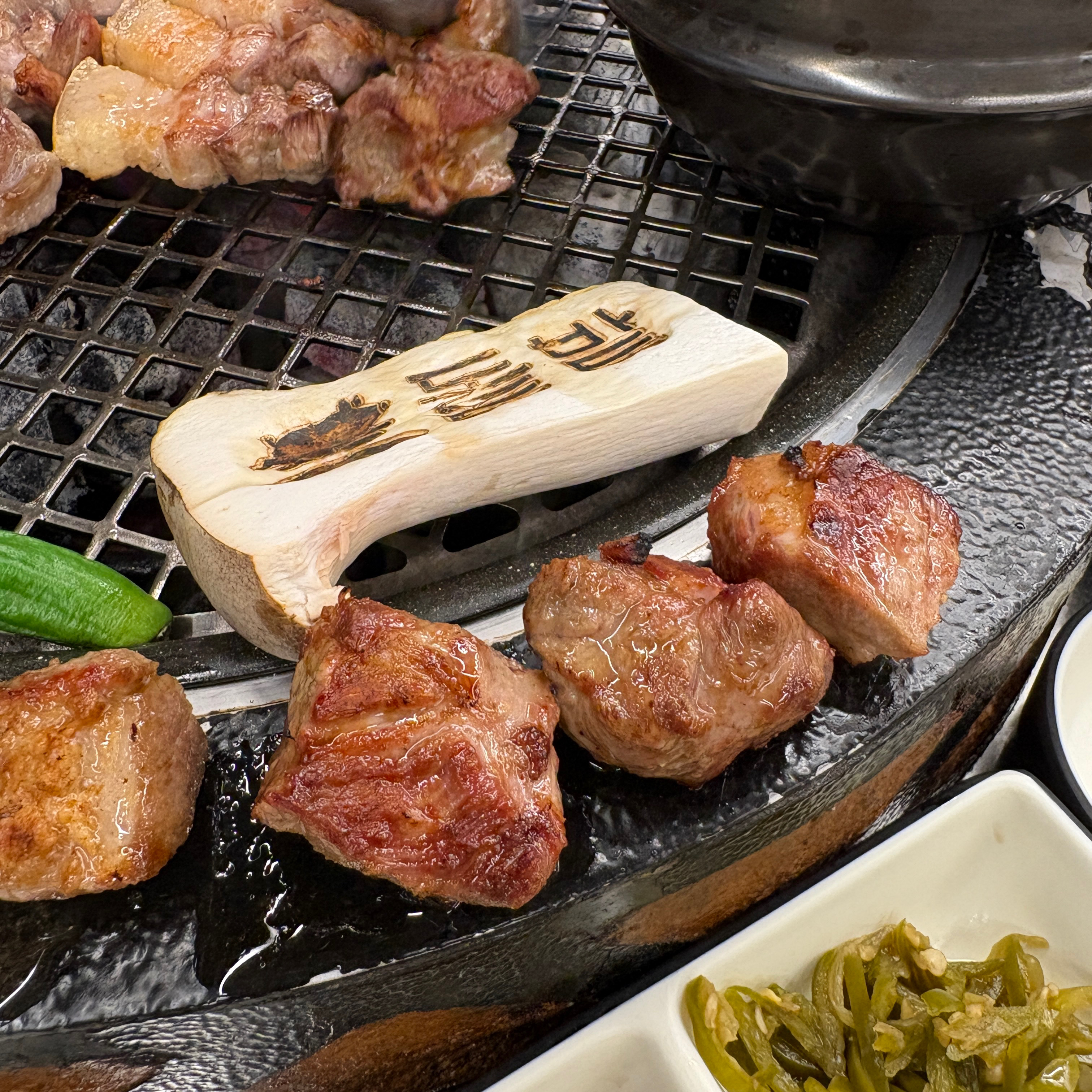 고기도 너무 맛있고, 직접 구워주셔서 좋았어요. 두 명이서 왔는데 2인세트 딱 시키니까 정