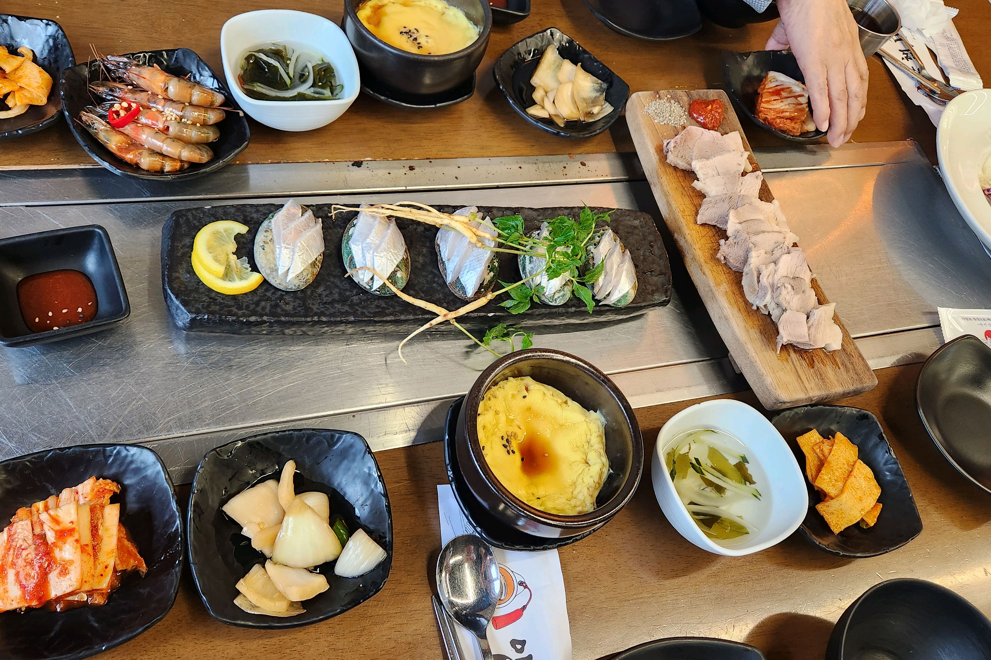 음식이 깔끔하네요. 식당도 넓고 직원분들도 친절해요.! - 제주 맛집 애월 갈치 암행어사