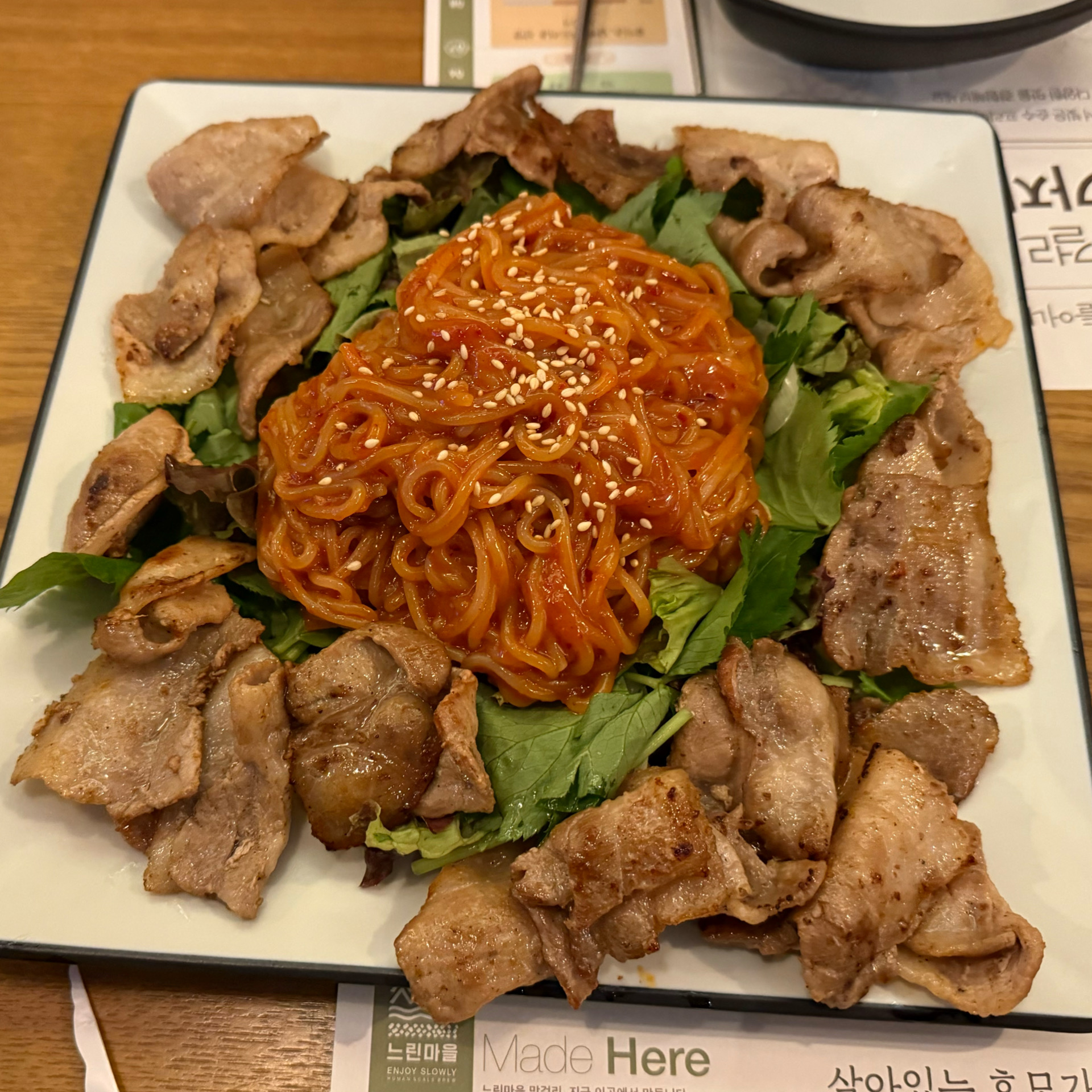 삼겹비빔쫄면(이름이 이게 맞나..?) 먹었는데 삼겹살과 비빔쫄면, 상추의 조화가 너무 잘 