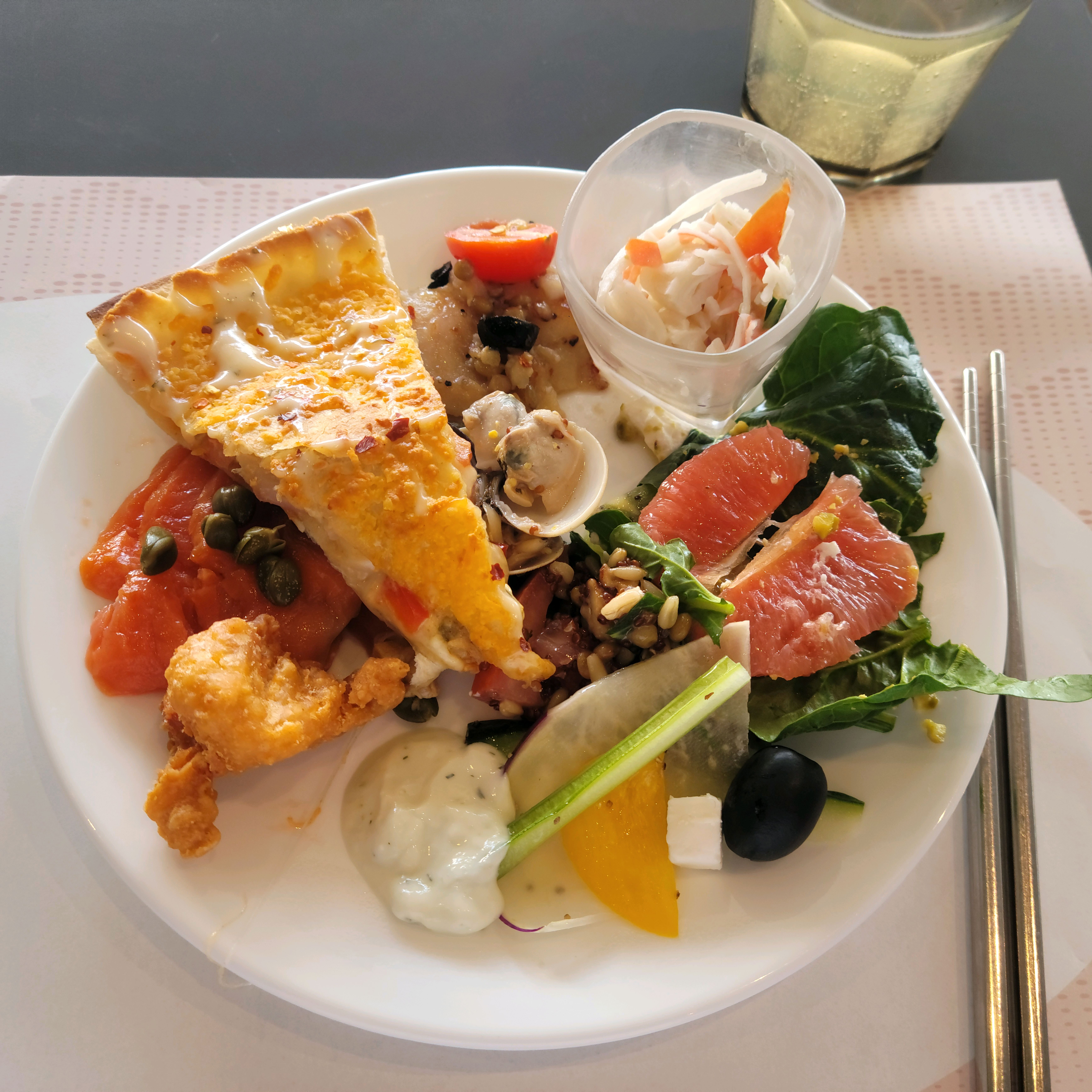 오랜만에 한 방문이었는데 여전히 맛있었습니다. 지금 계절에 잘 어울리는 샐러드가 다양하게