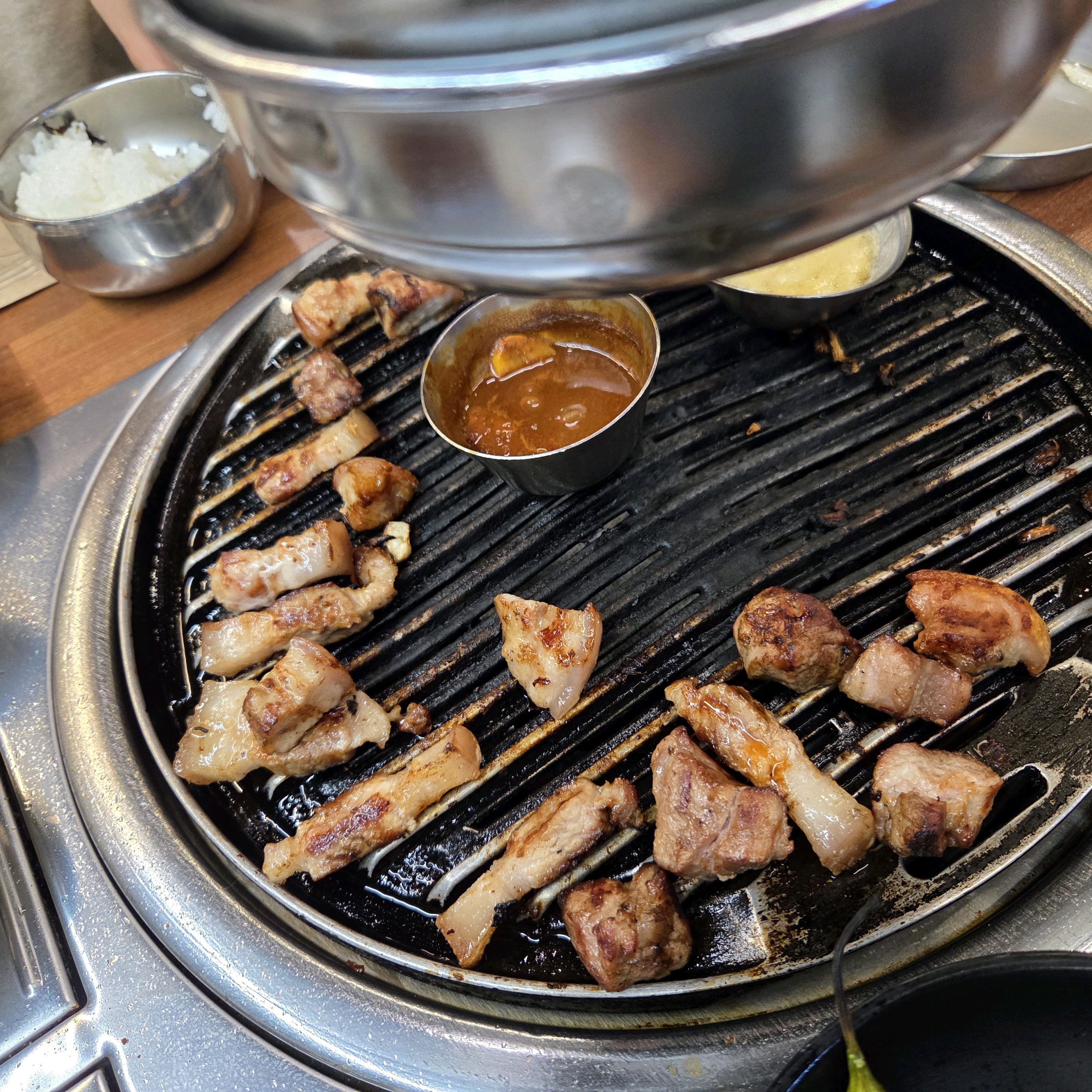 친절히 직접 직원분이 구워주시고, - 대전 맛집 오백돈 대전본점